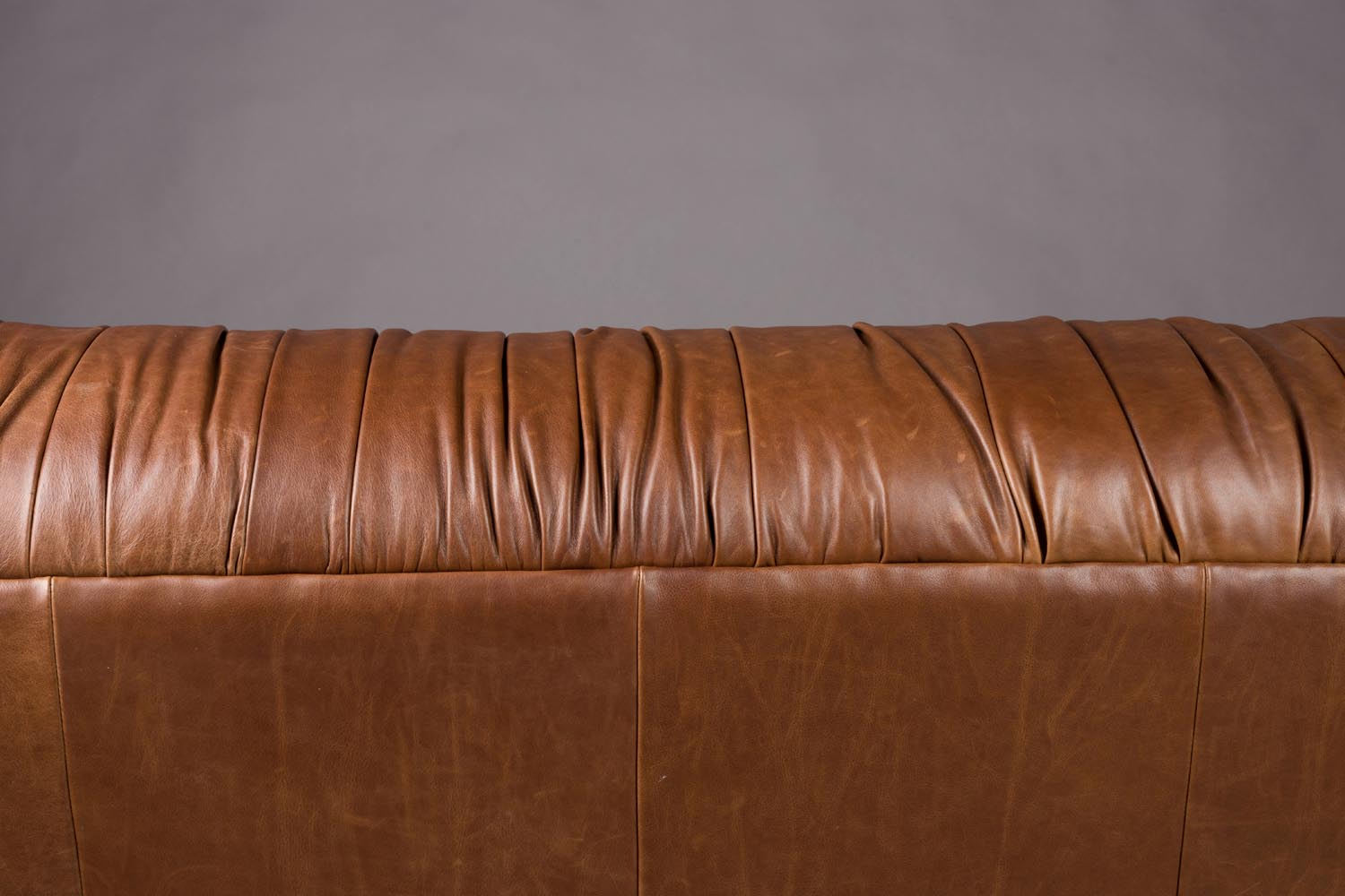 Das Sofa Douglas von Dutchbone bietet elegantes Design und hohen Komfort, perfekt für zeitgemässe Wohnräume.