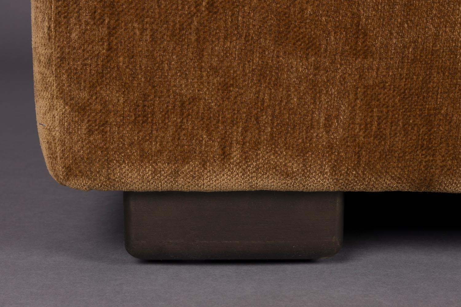 Das Sofa Douglas von Dutchbone kombiniert modernes Design mit Komfort, ideal für stilvolle und gemütliche Wohnräume.