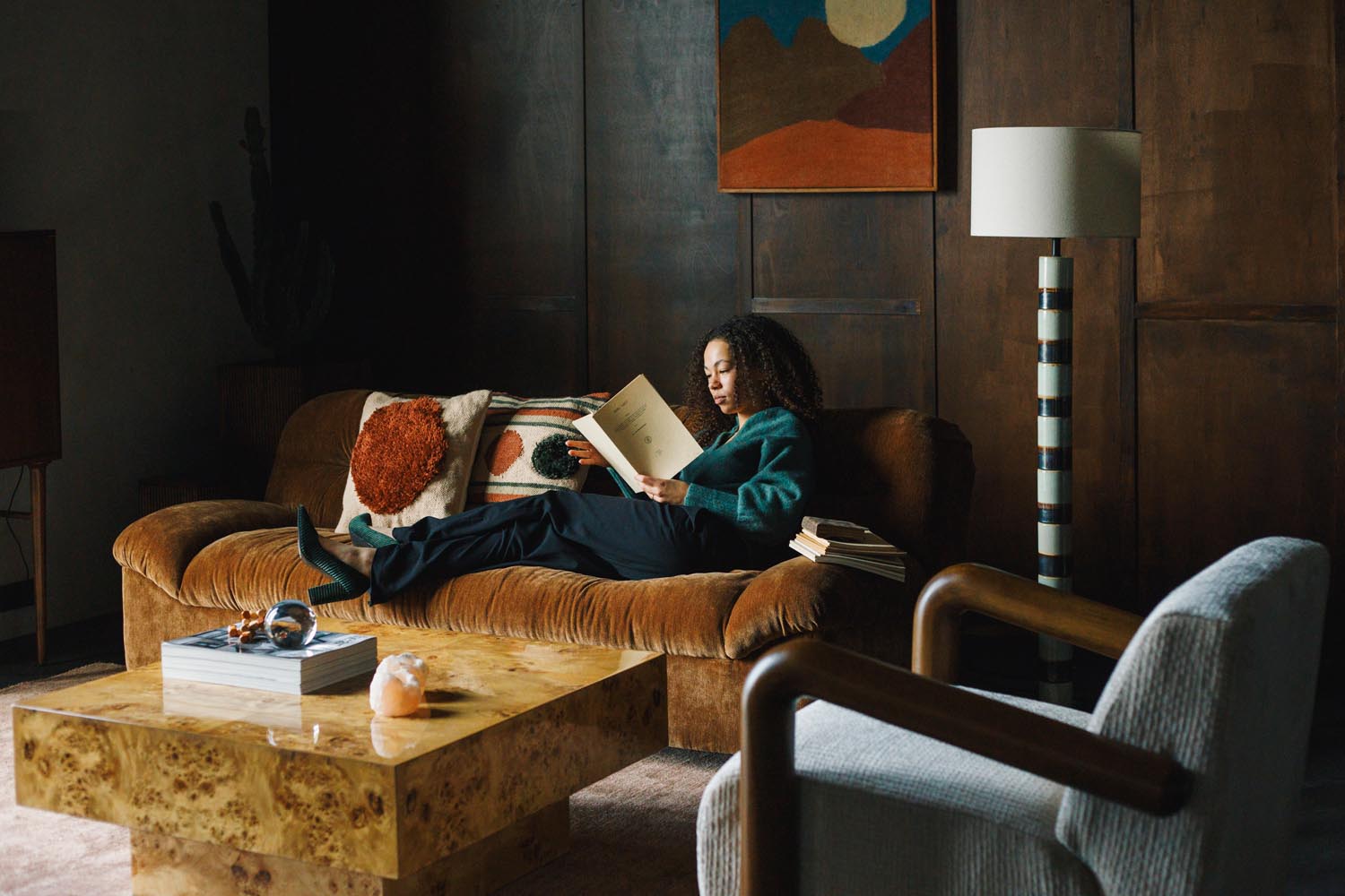 Das Sofa Douglas von Dutchbone bietet elegantes Design und hohen Komfort, perfekt für zeitgemässe Wohnräume.