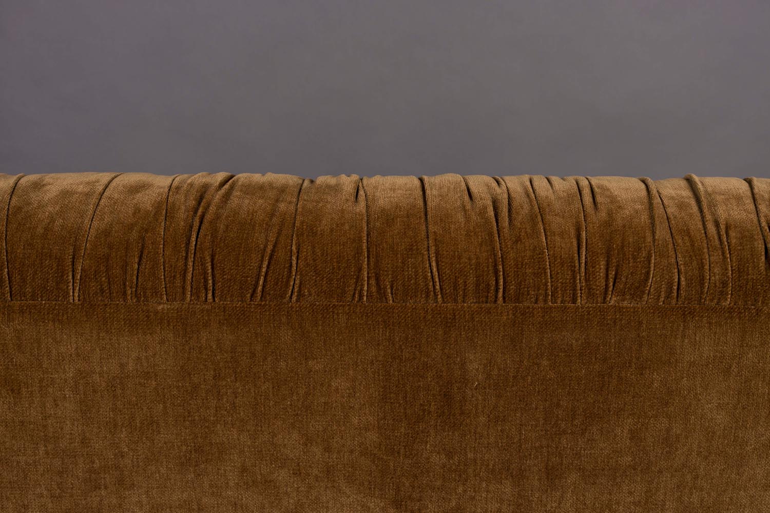 Das Sofa Douglas von Dutchbone vereint stilvolles Design und Komfort, ideal für moderne und einladende Wohnräume.