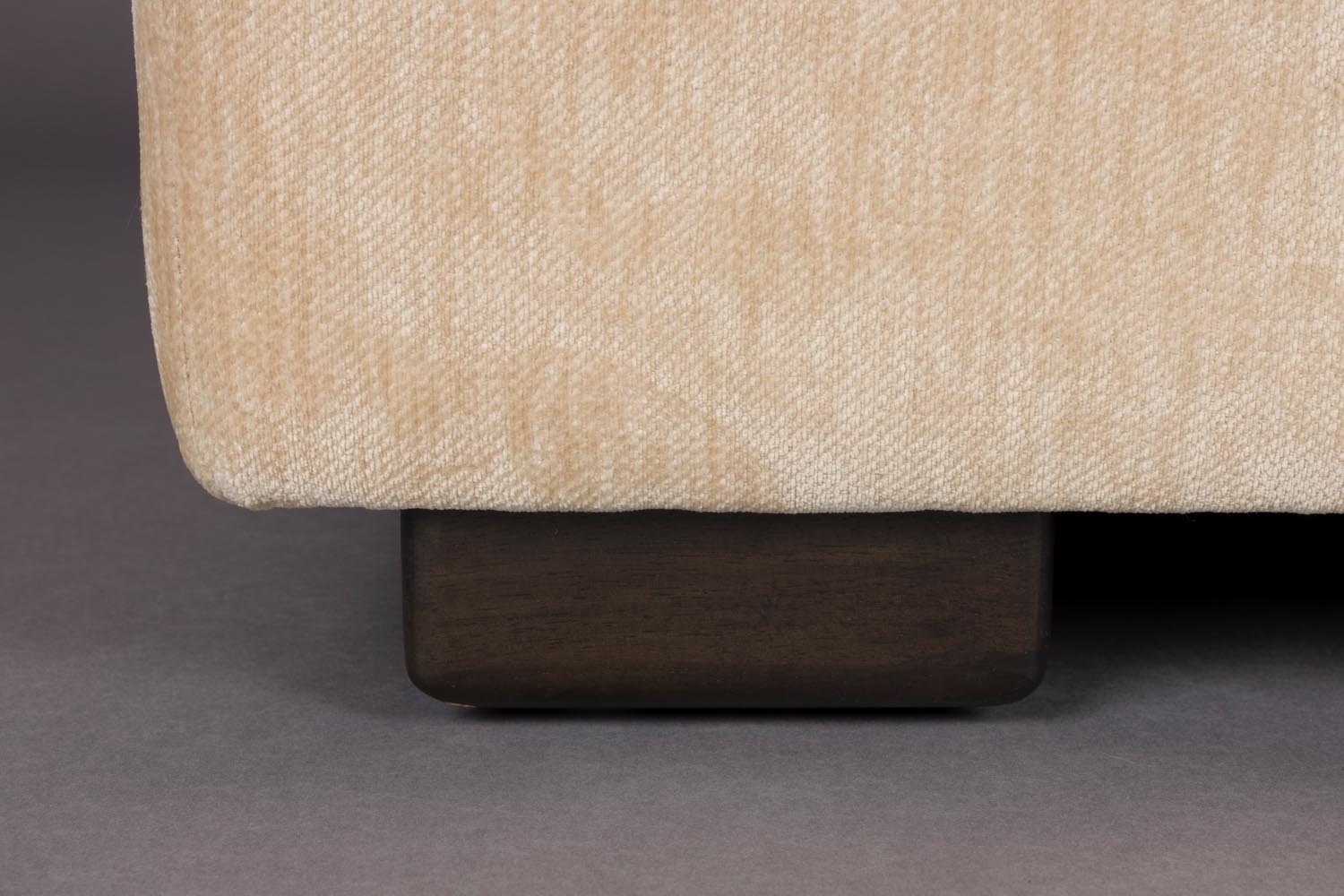 Das Sofa Douglas von Dutchbone kombiniert modernes Design mit Komfort, ideal für stilvolle und gemütliche Wohnräume.