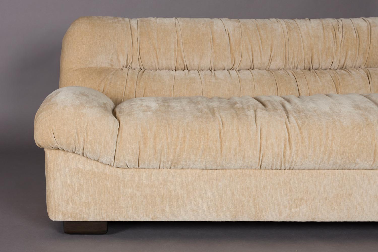 Das Sofa Douglas von Dutchbone bietet zeitlose Eleganz und Komfort, perfekt für moderne und gemütliche Wohnräume.