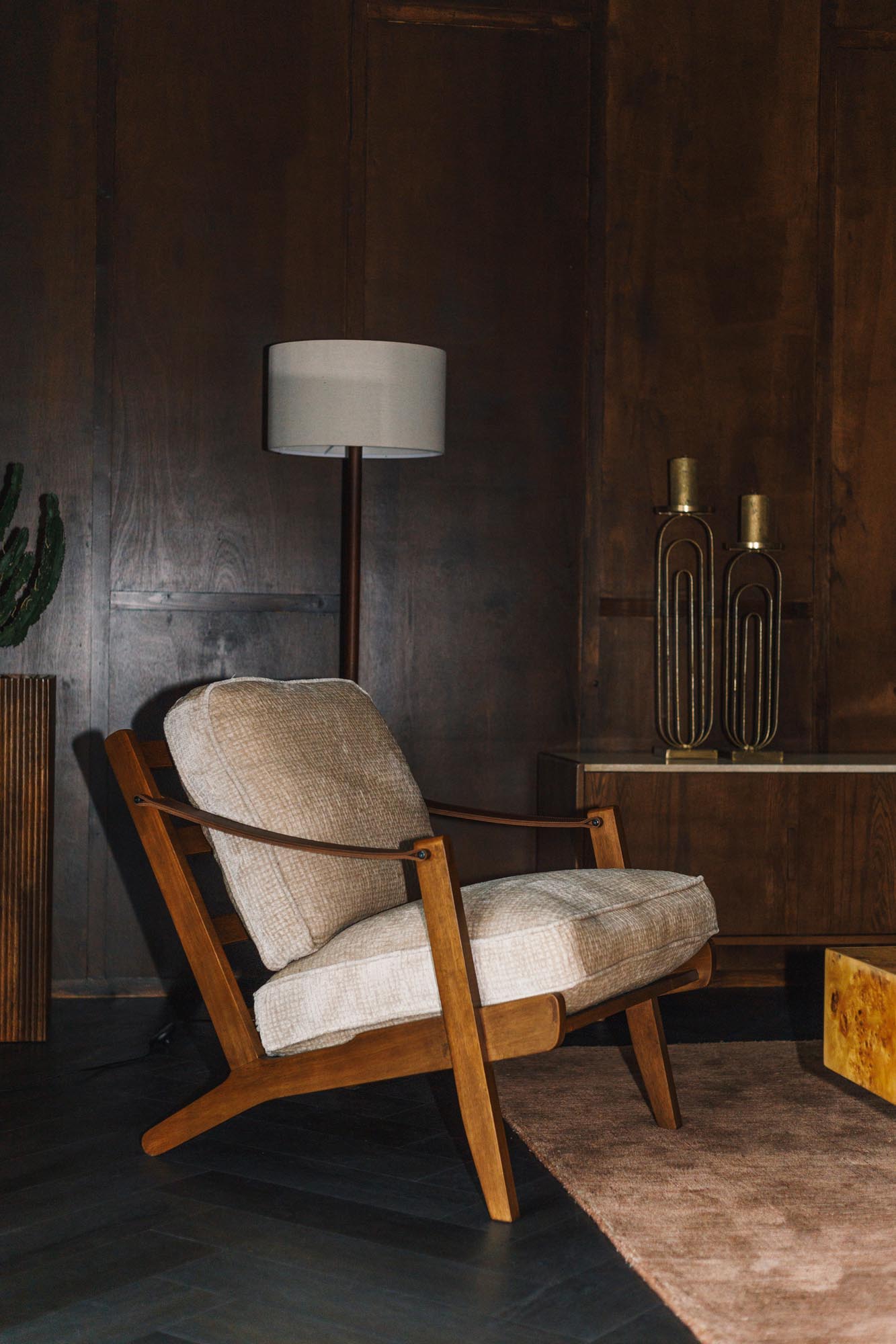 Luxuriöser Loungesessel Washington von Dutchbone: Hochwertiges Mangoholz, edle Lederarmlehnen und bequeme Kissen vereinen Stil und Komfort.