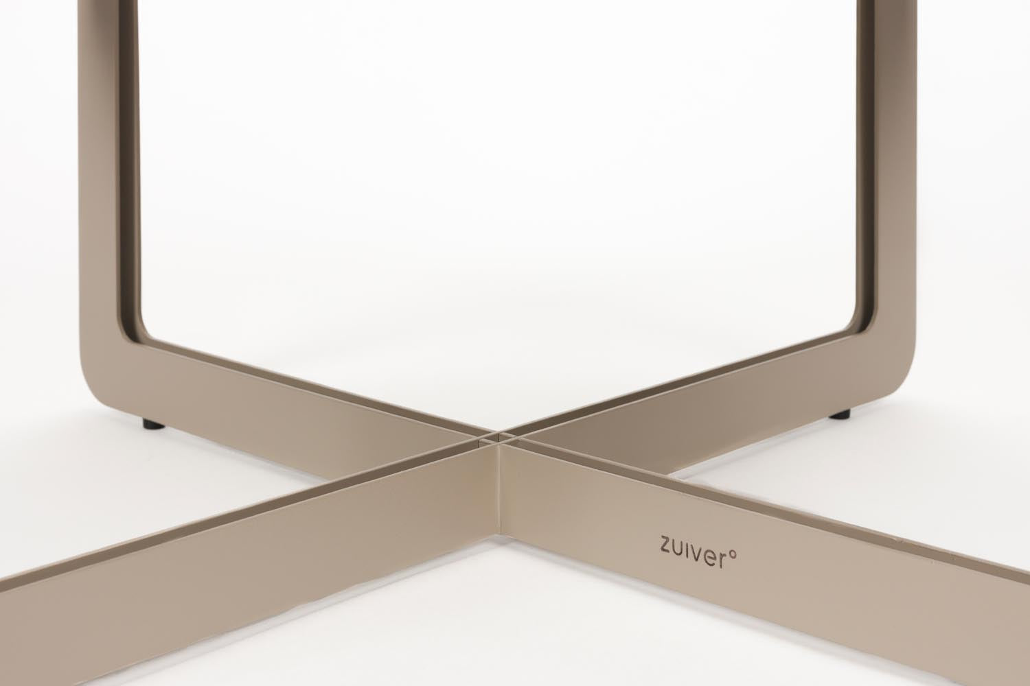 Der Couchtisch Centre Rund von Zuiver vereint modernes Design mit Funktionalität, dank seiner eleganten Stahlbasis und vielseitigen MDF-Tischplatte.