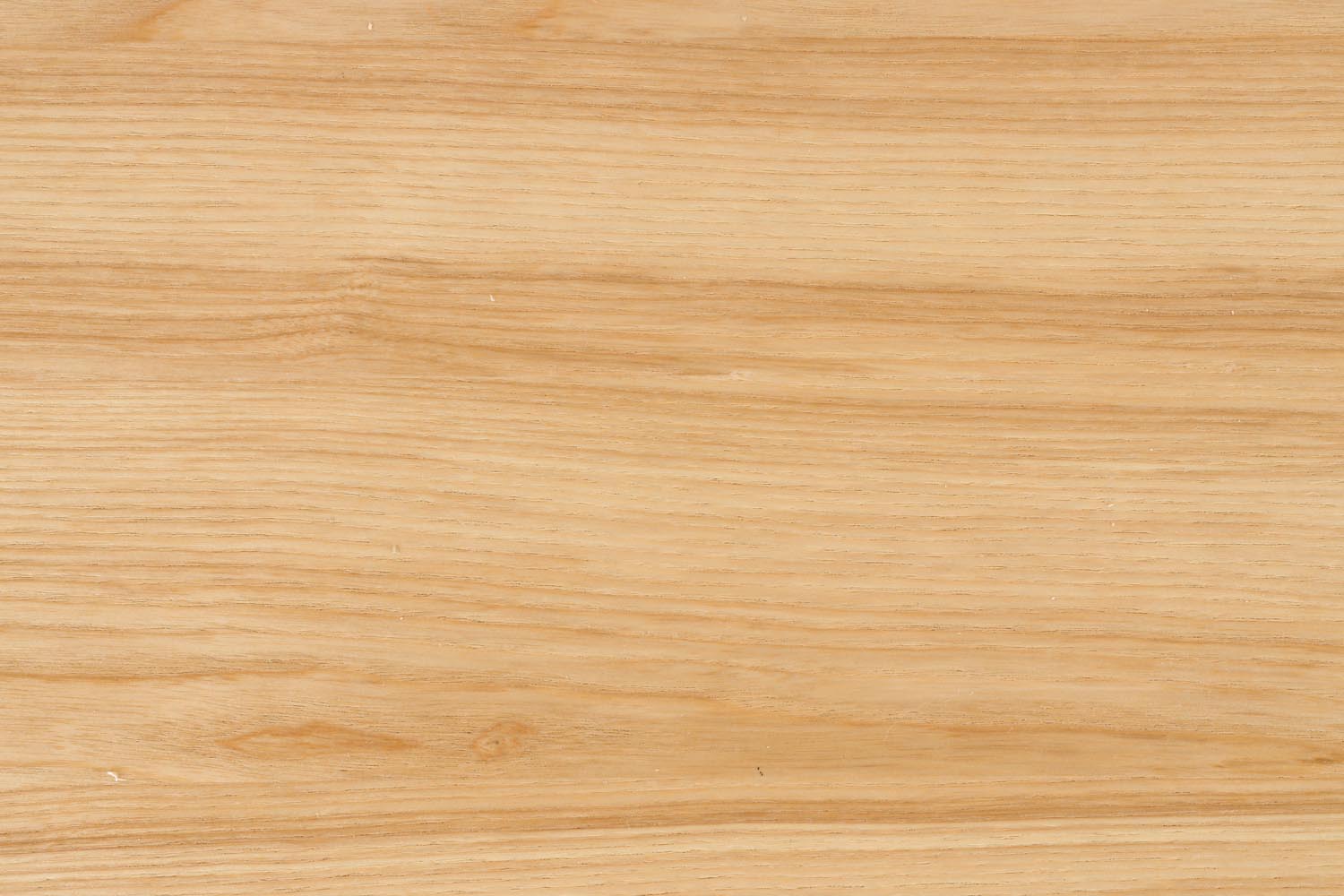 Der Tisch Sticks von Zuiver: Eleganz trifft auf Funktionalität mit Eschenfurnier und stabilen Gummibaumholzbeinen.