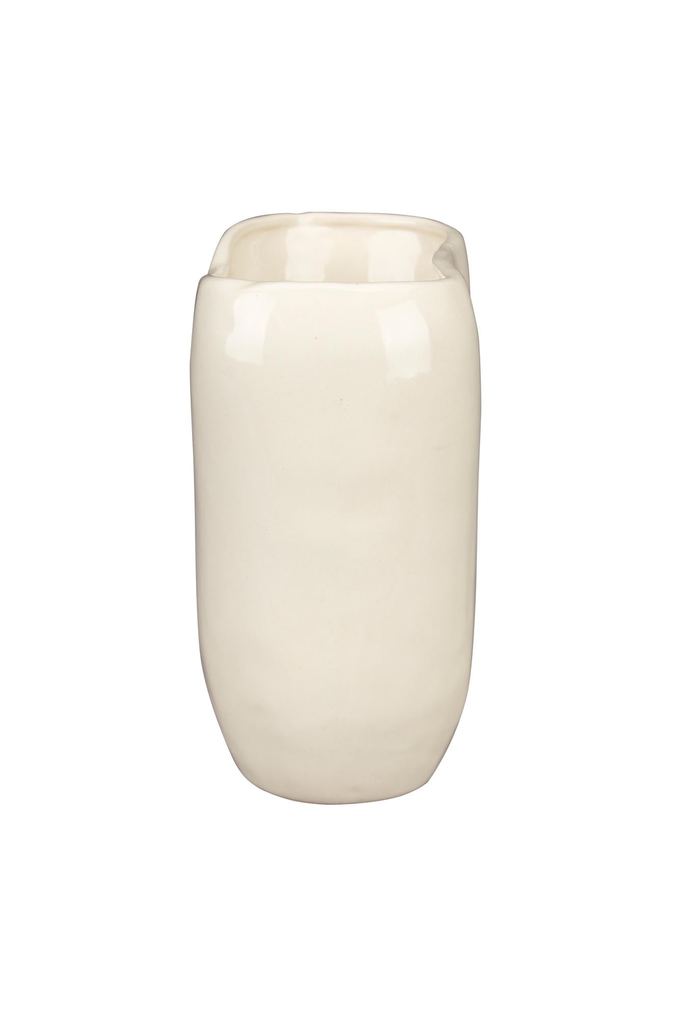Die Vase Edna S von Dutchbone besticht durch ihr modernes Design und ist ideal für stilvolle Wohnraumdekoration.
