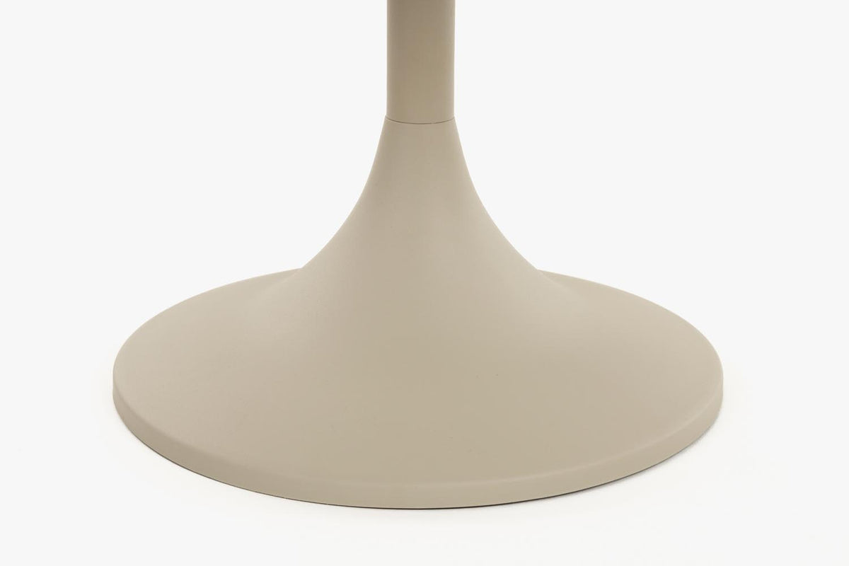 Beistelltisch Jason von Zuiver in Beige, rundes Tischgestell aus pulverbeschichtetem Metall mit Eichenfurnier-Platte, matte Oberfläche.
