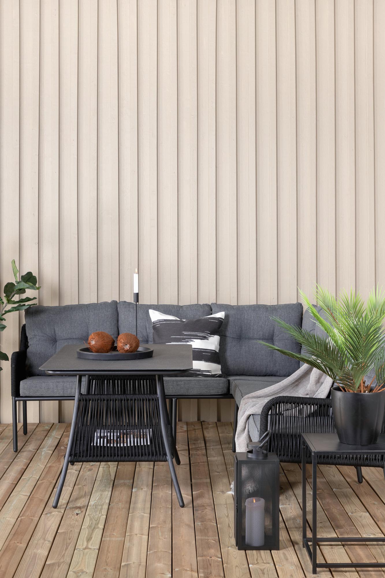 Entdecken Sie das Berliner Ecksofa Outdoorset von Venture Home: Elegantes Design, wetterfestes Material, großzügiger Platz für gesellige Abende im Freien.