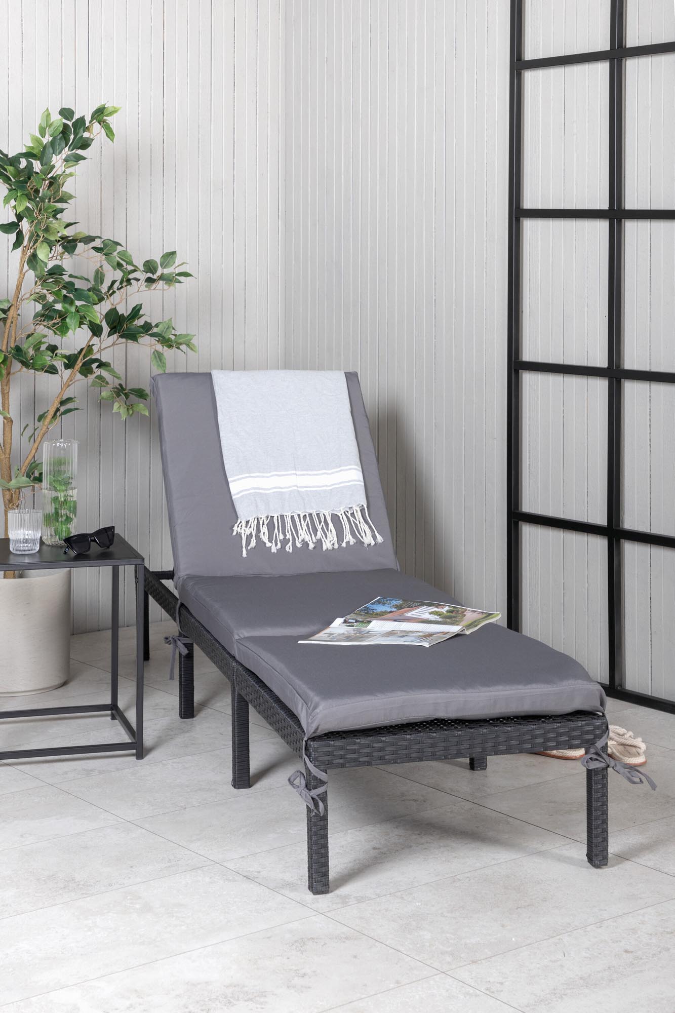 Bilbao Sun Lounge in Schwarz präsentiert im Onlineshop von KAQTU Design AG. Liegestuhl ist von Venture Home