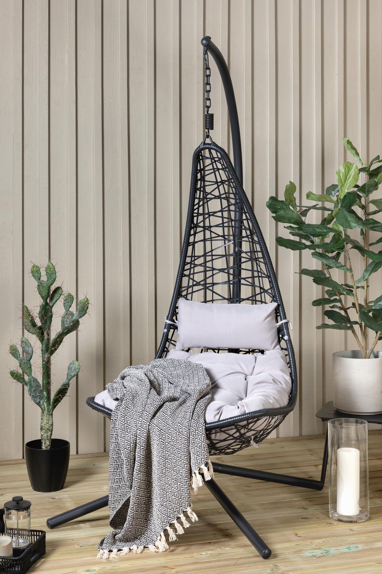 Edinburgh Hängesessel in Schwarz präsentiert im Onlineshop von KAQTU Design AG. Outdoor-Sessel ist von Venture Home
