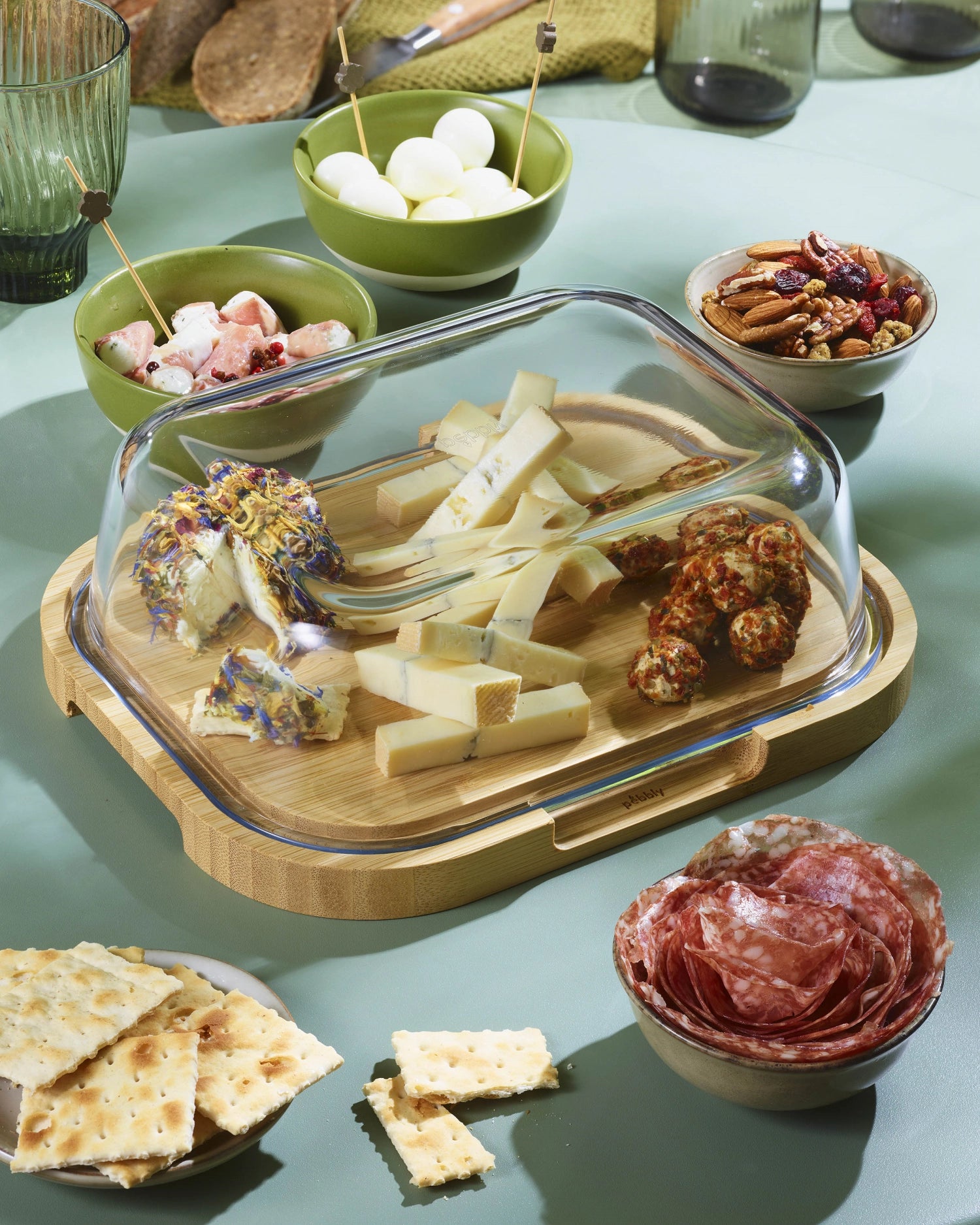 Elegante Pebbly Käsebox mit Glasdeckel und Bambus-Brett, ideal für Käseliebhaber und stilvolle Präsentation von Käse.
