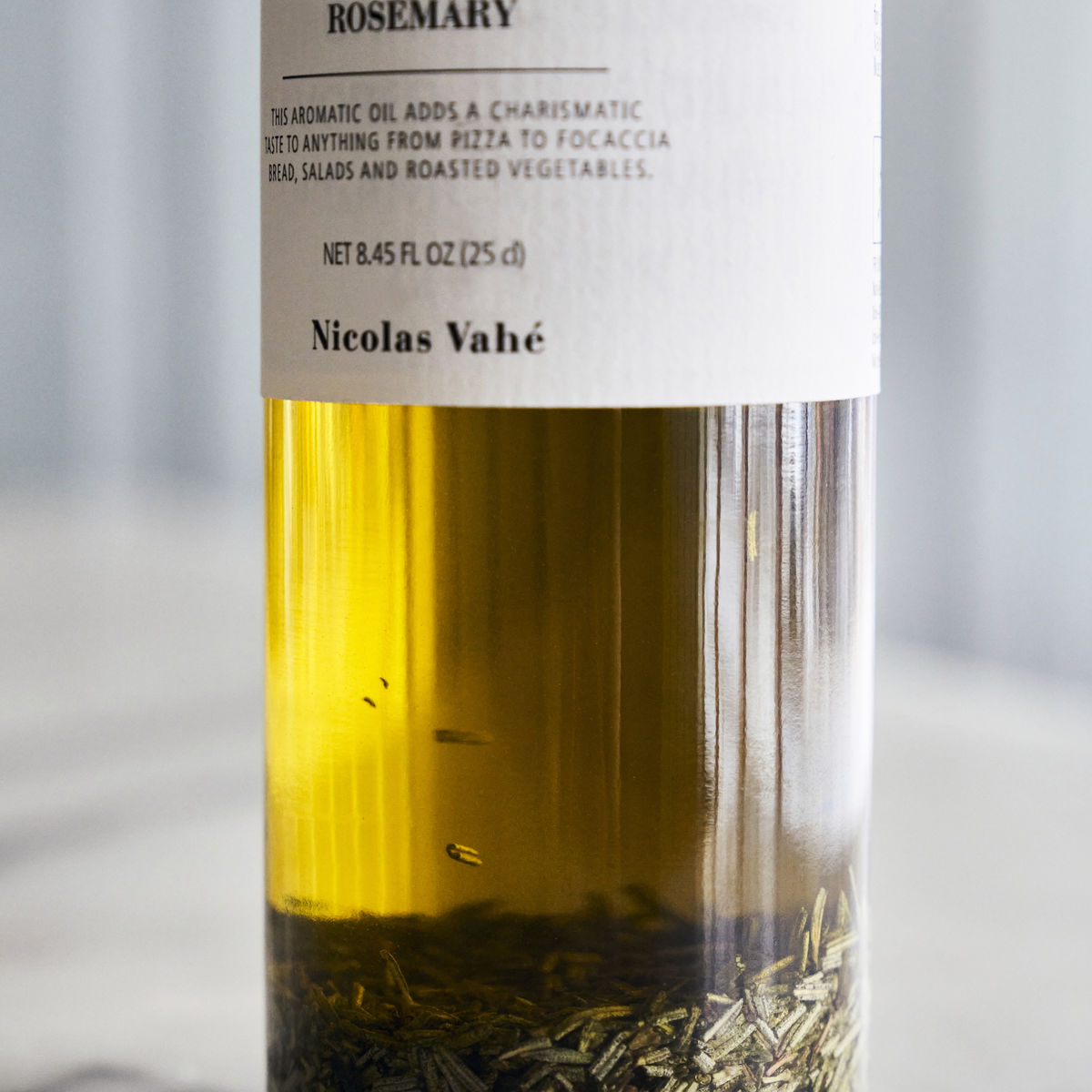 Aromatisches Bio-Olivenöl mit Rosmarin von Nicolas Vahé geniessen.