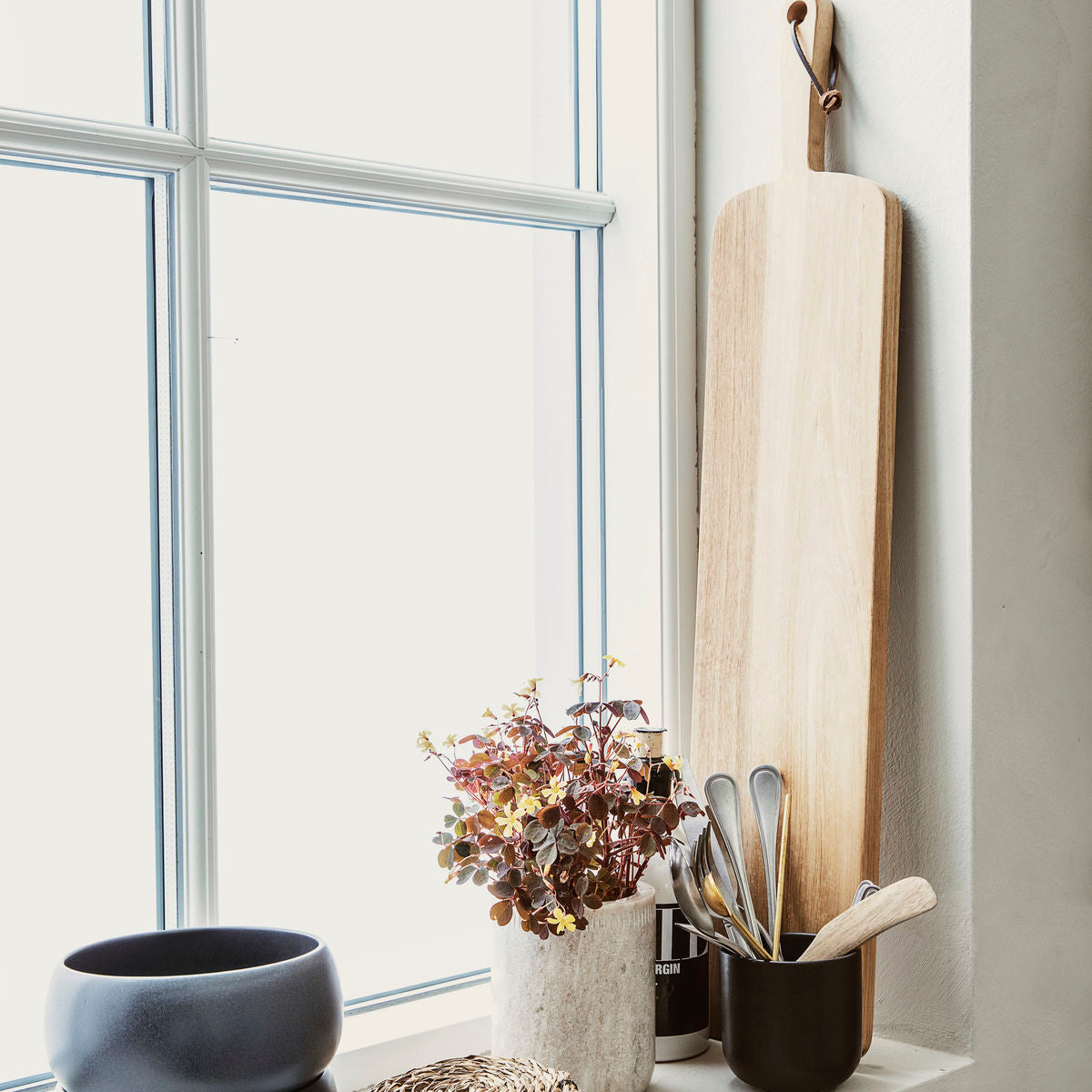 Rustikales Schneidebrett aus Naturholz für kreative Tapas-Präsentation.