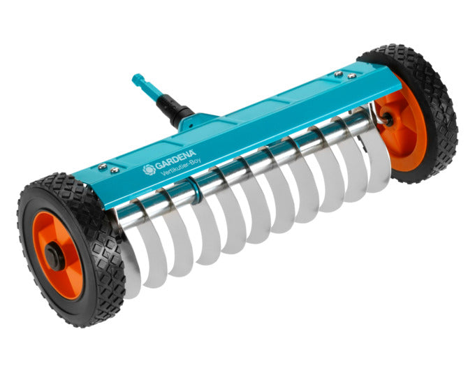 GARDENA Handvertikutierer Boy Combi 32 cm in  präsentiert im Onlineshop von KAQTU Design AG. Gartenwerkzeug ist von GARDENA