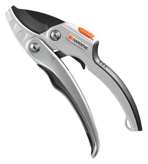 Die GARDENA Comfort SmartCut Ratschenschere bietet kraftvolles und präzises Schneiden mit ergonomischem Design für komfortable Gartenarbeit.
