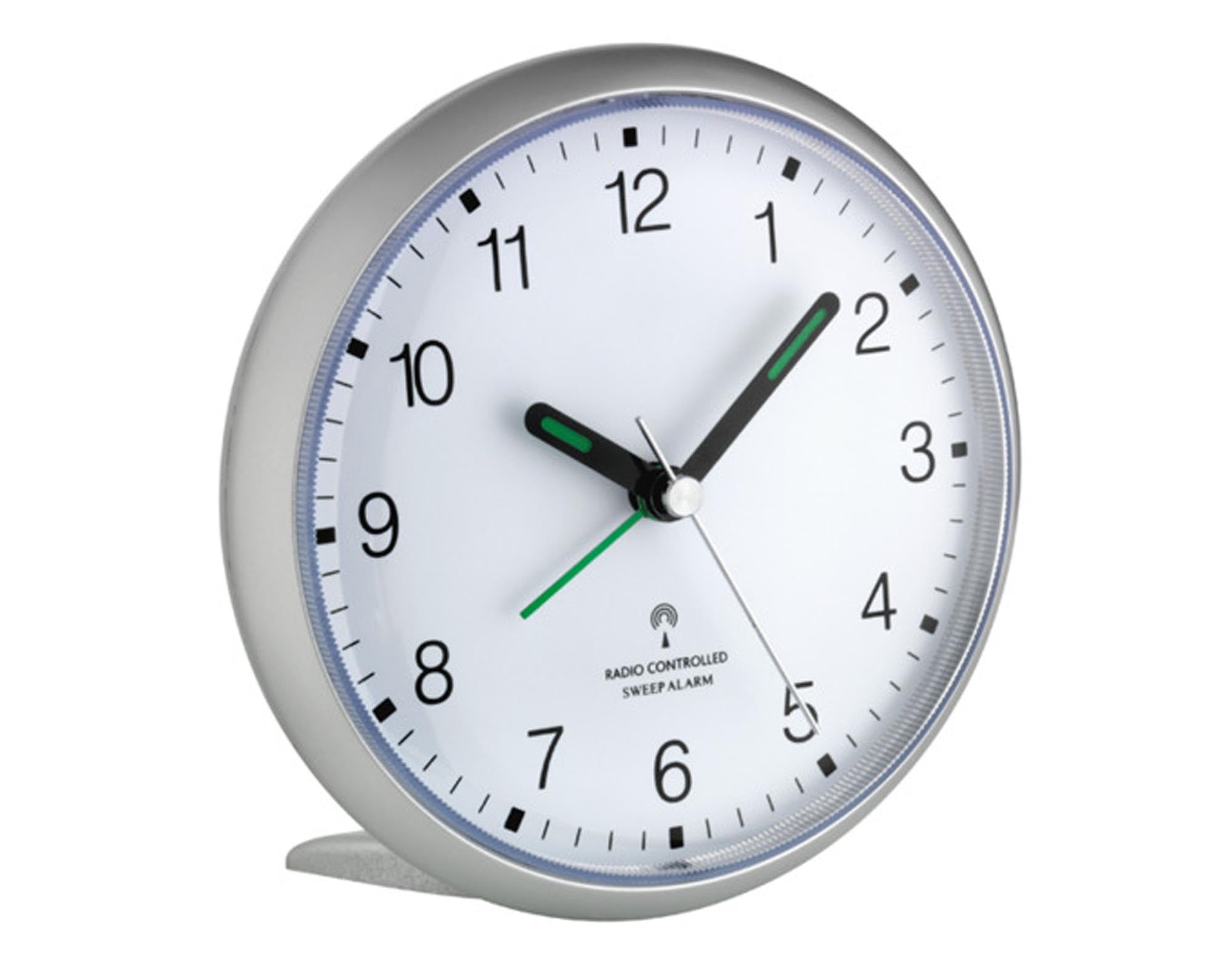 Entdecken Sie den TFA Funk-Wecker 11x10.7 cm in Silber – präzise Zeitangabe, leises Sweep-Uhrwerk und praktische Snooze-Funktion für erholsamen Schlaf.