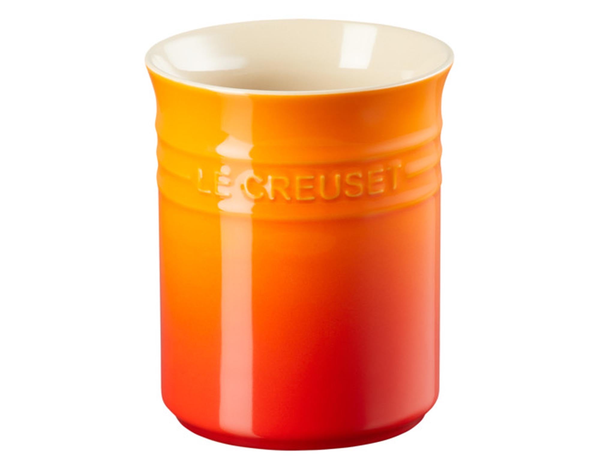 Entdecken Sie den LE CREUSET Kellentopf in ofenrot: Hochwertiges Gusseisen, ideal für Saucen und Eintöpfe, mit einfacher Reinigung und stilvollem Design.