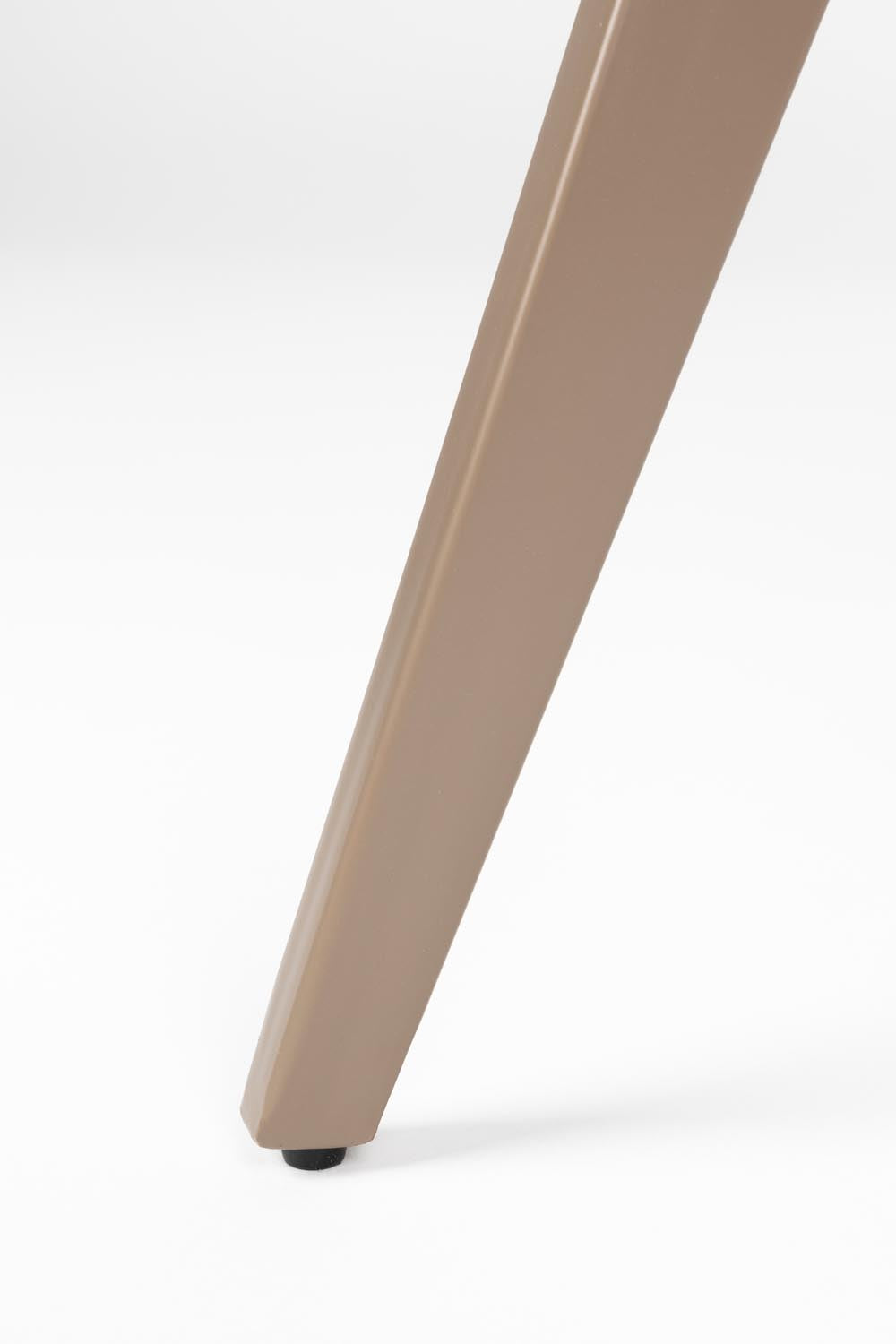 Erleben Sie den Yves Stuhl von White Label Living: Ein eleganter Esszimmerstuhl, der Komfort und modernes Design perfekt vereint.