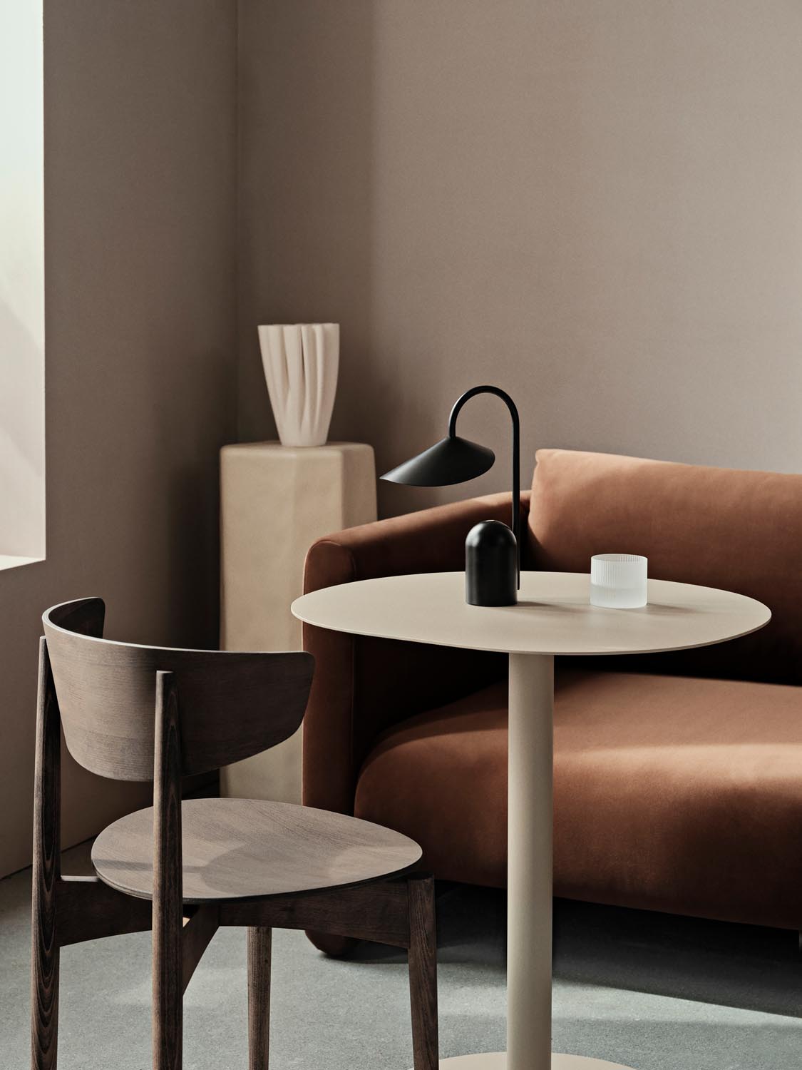 Eleganter Pond Tisch von Ferm Living für drinnen und draussen.