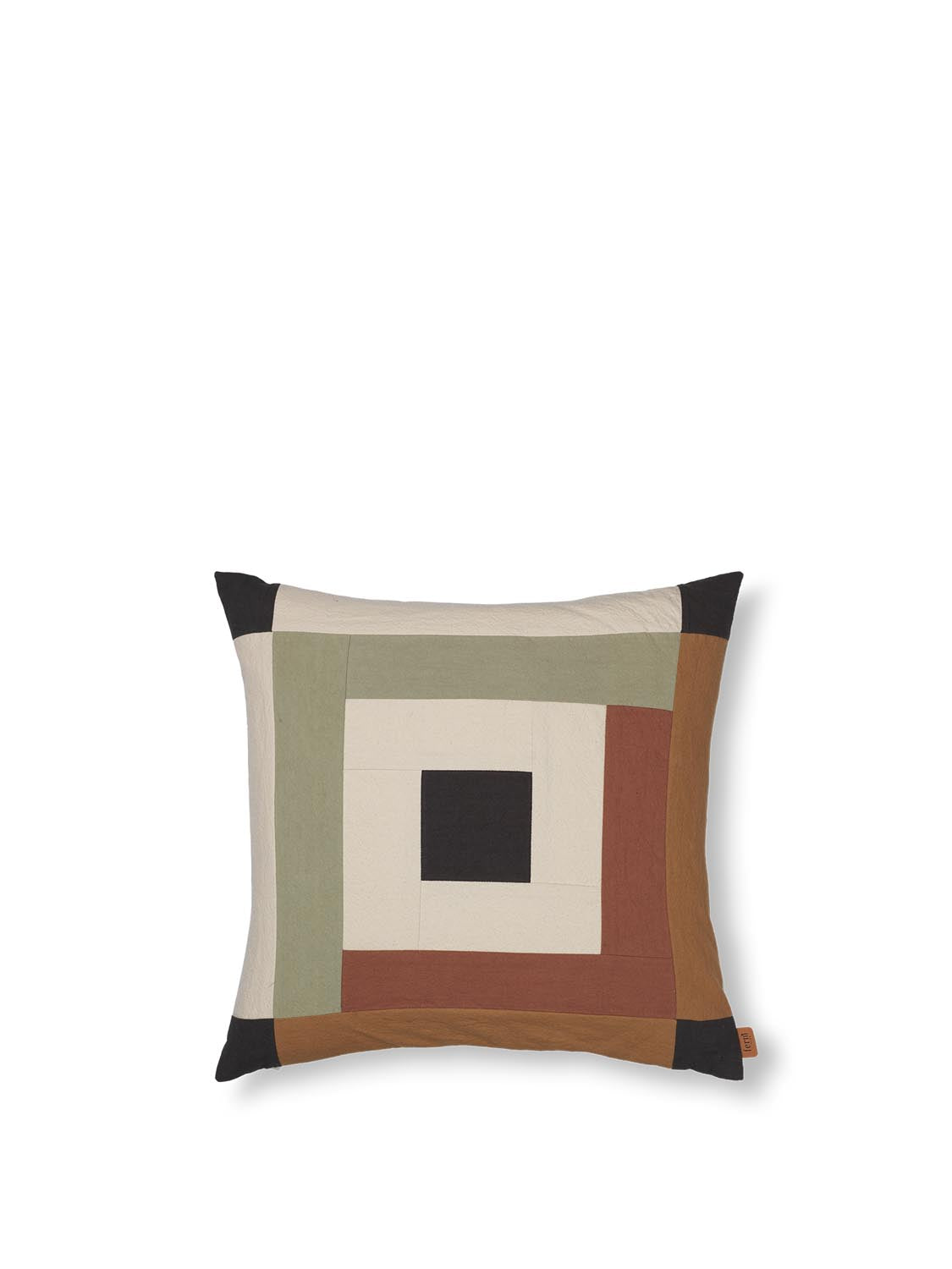 Border Patchwork Kissen in Dark Sage/Red Brown präsentiert im Onlineshop von KAQTU Design AG. Deko Kissen ist von Ferm Living