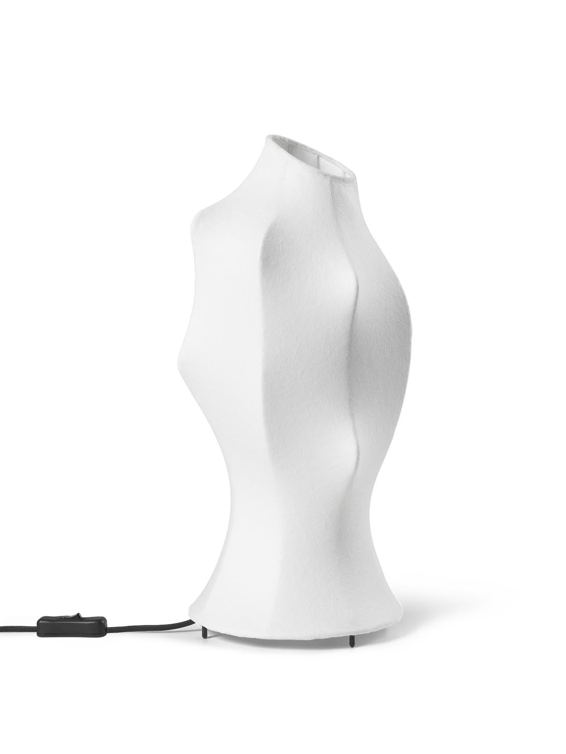 Dae Tischleuchte von Ferm Living: Elegante Beleuchtung mit organischer Form und warmem Licht für ein stilvolles Zuhause.