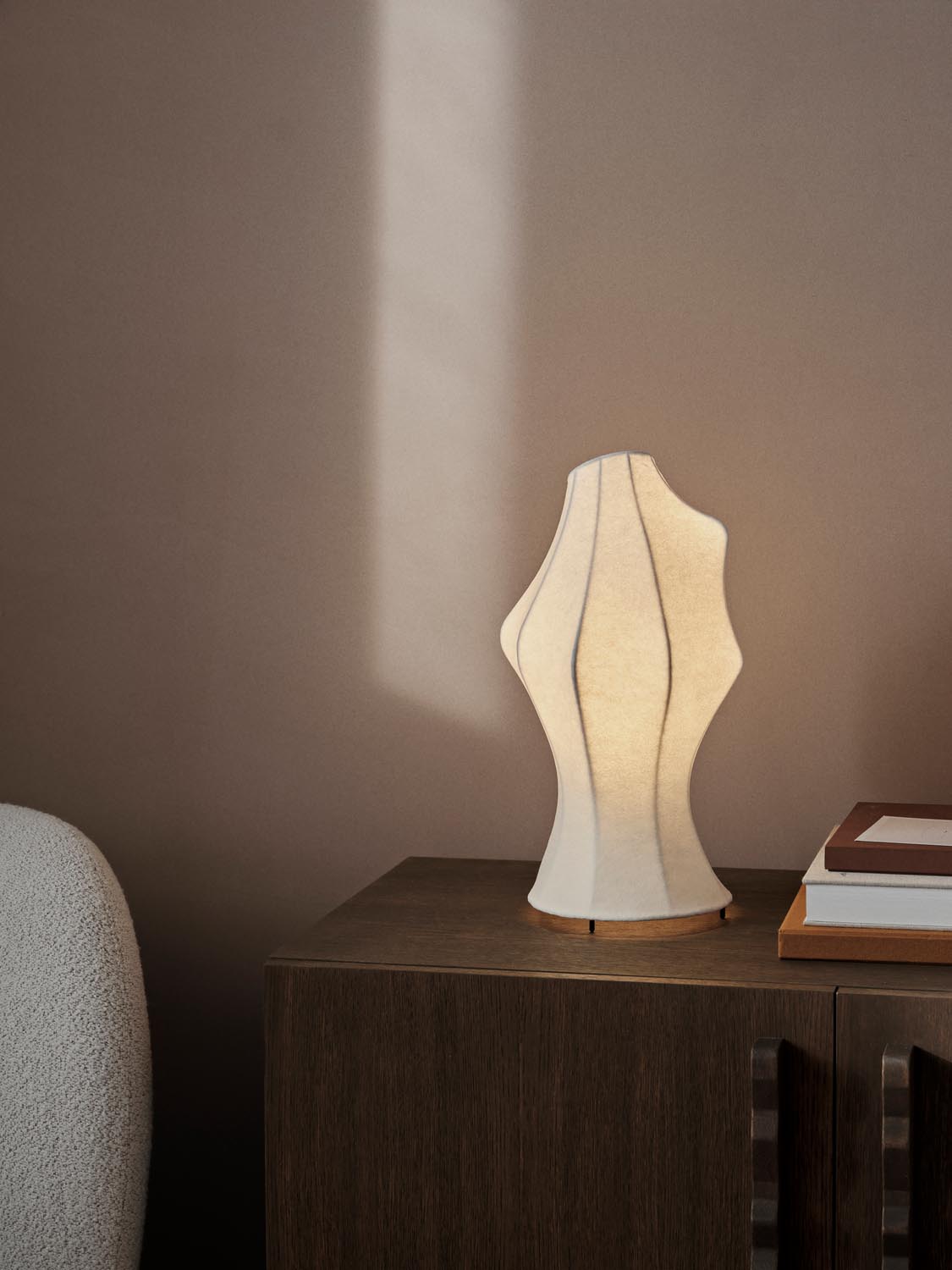 Die Dae Tischleuchte von Ferm Living kombiniert modernes Design mit warmem Licht. Ihr einzigartiger Stil und die hochwertige Verarbeitung machen sie zum perfekten Blickfang.