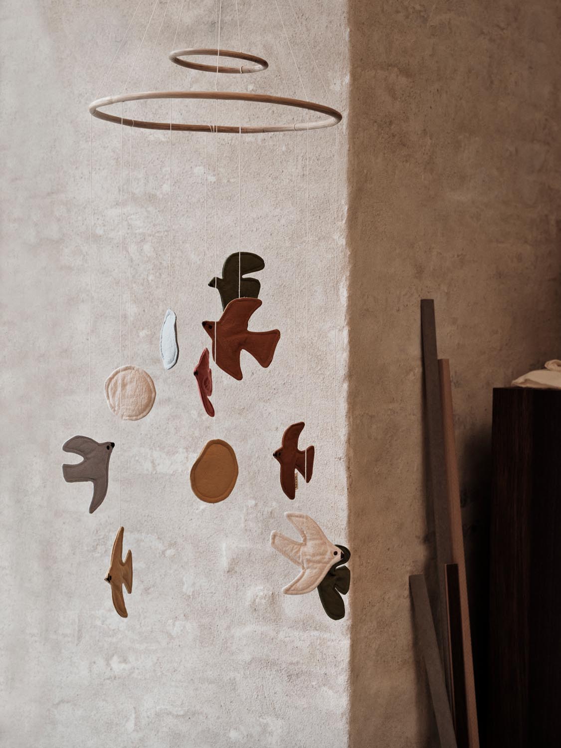 Elegantes Swif Bird Mobile von Ferm Living für stilvolle Räume.