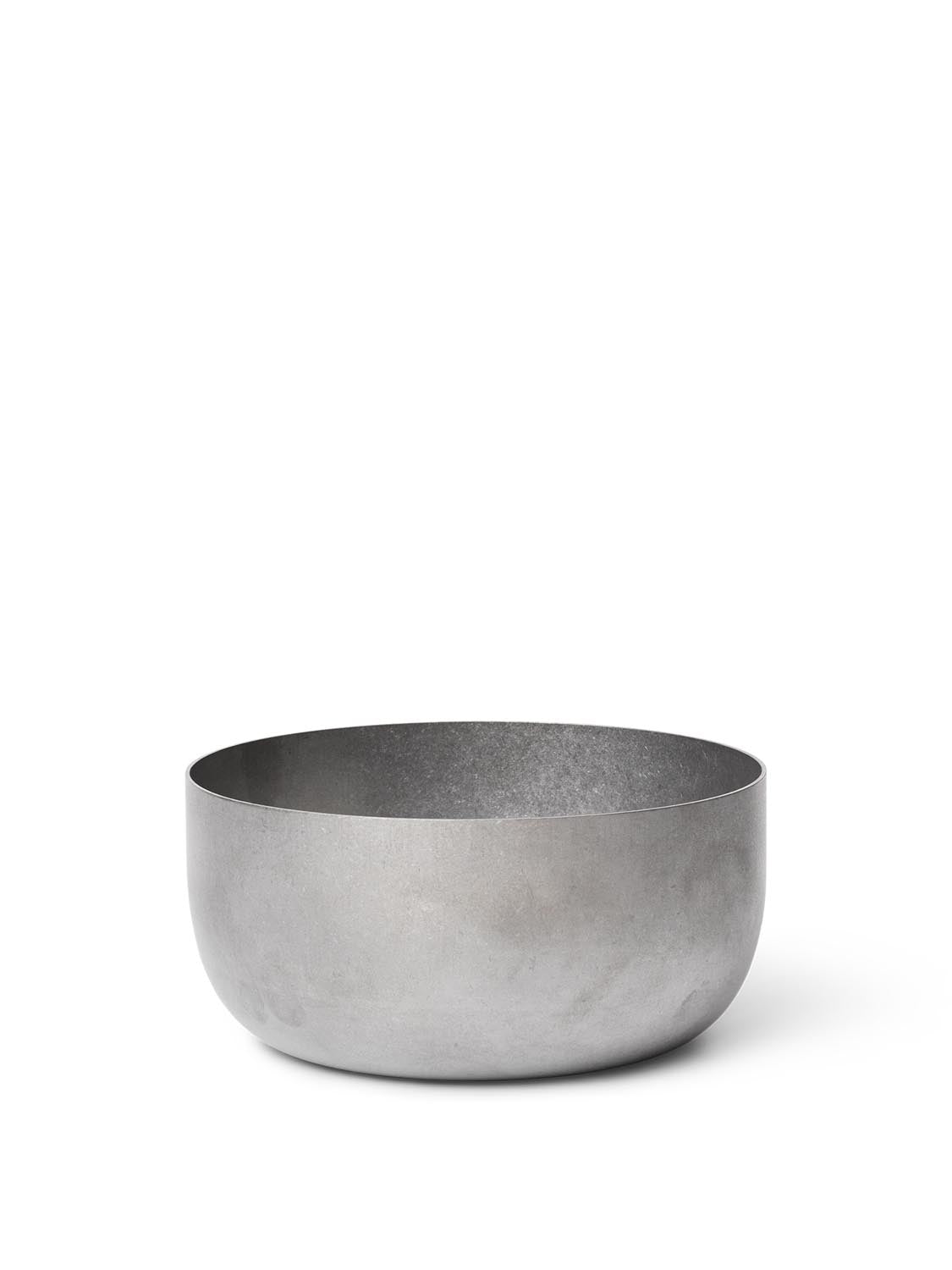 Die Tumbled Bowl von Ferm Living: Edelstahl, modern, zeitlos. Perfekt für Salate, Snacks, stilvolle Tischdeko. Robust und vielseitig.