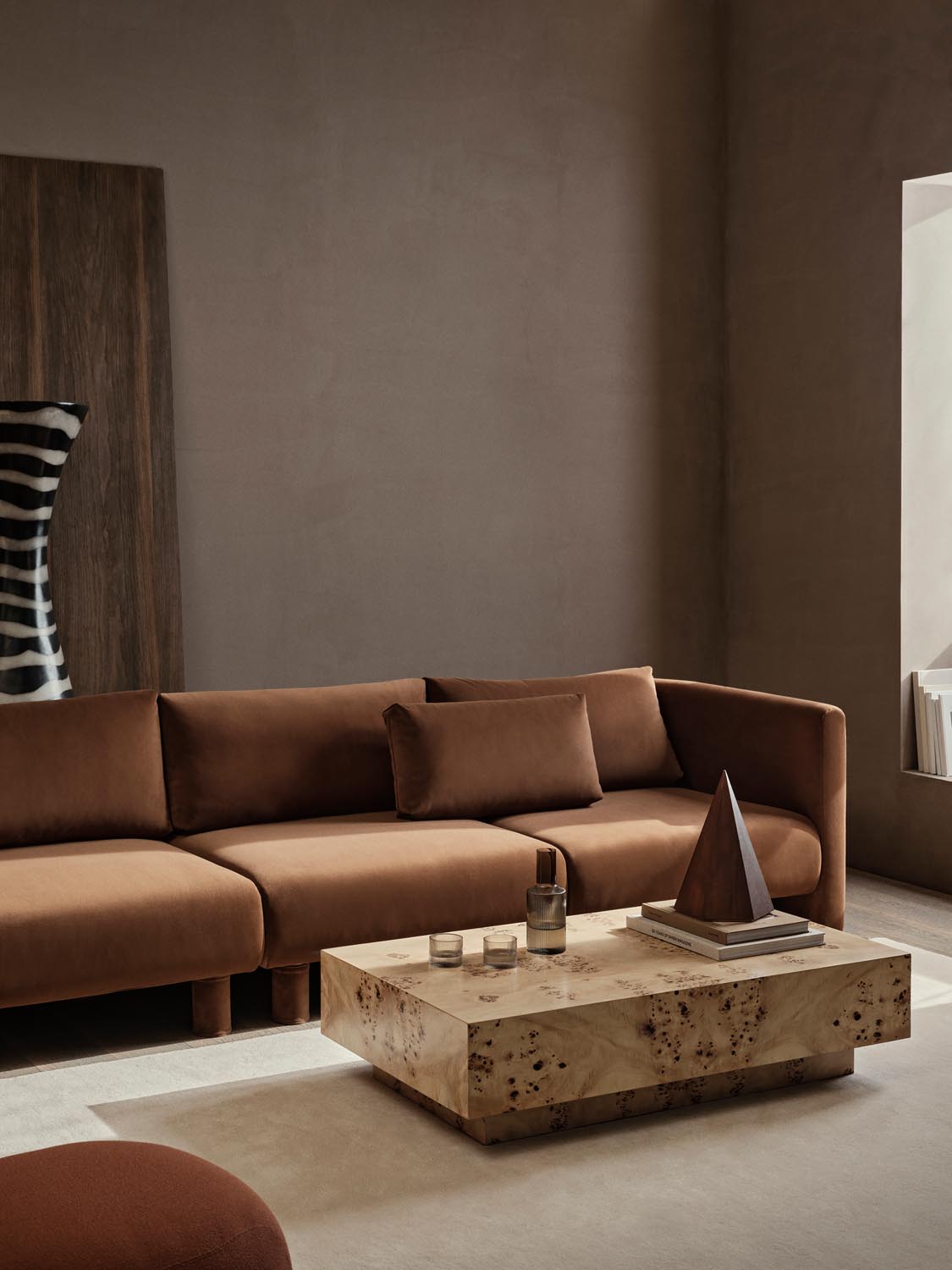 Eleganter Burl Couchtisch von Ferm Living: Stilvoll und praktisch.