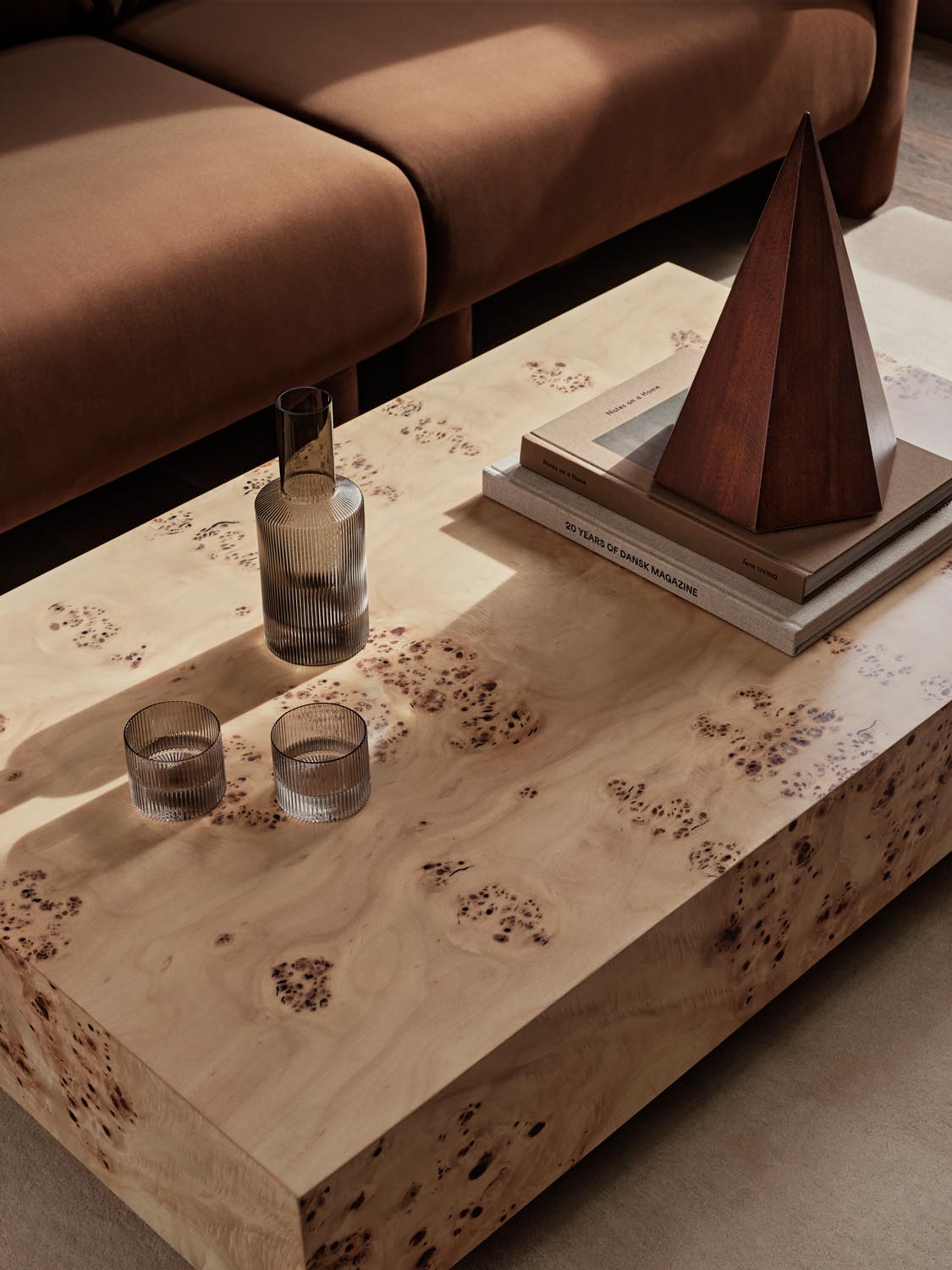 Der Burl Coffee Table von Ferm Living: Ein Statement-Piece aus FSC®-zertifiziertem Pappel-MDF mit einzigartigem Maserholzfurnier.