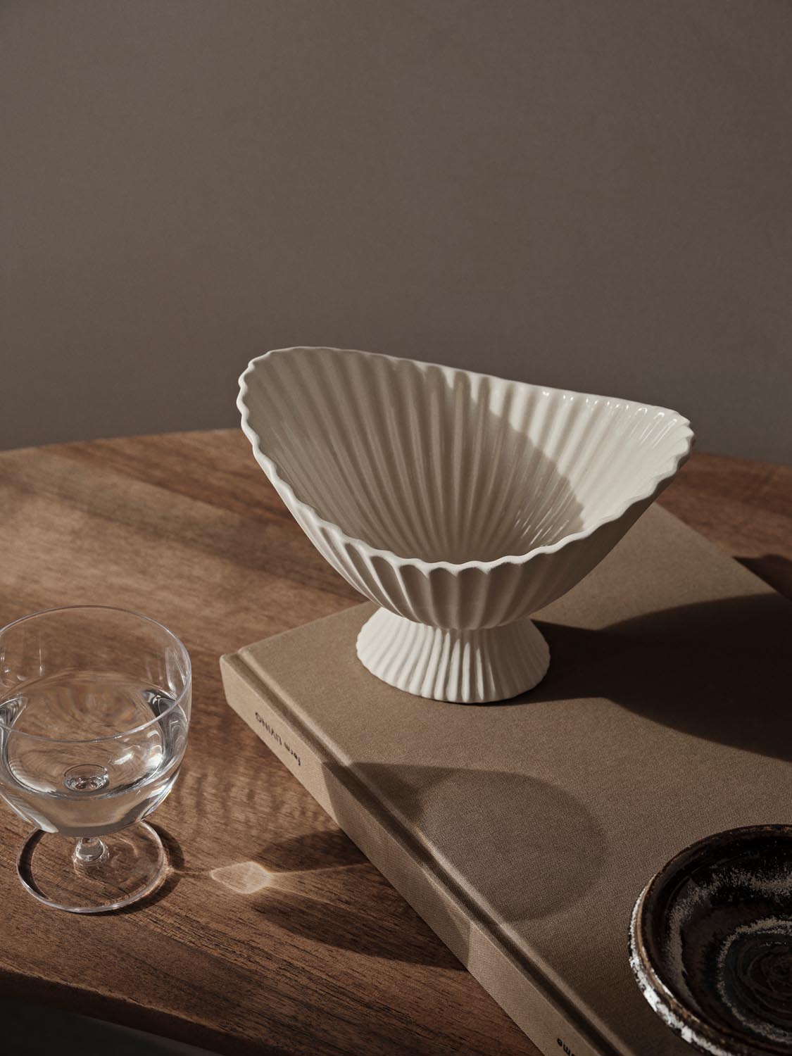 Elegante Ferm Living Fountain Bowl 19: Stilvolle Keramik für Zuhause.