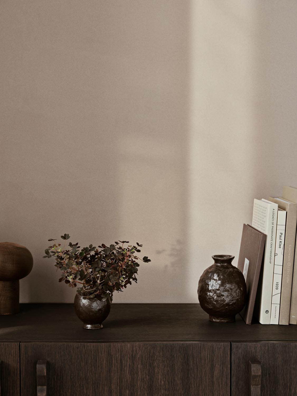 Doro Vase H16: Elegante Terrakotta-Kunst für stilvolle Blumenarrangements.