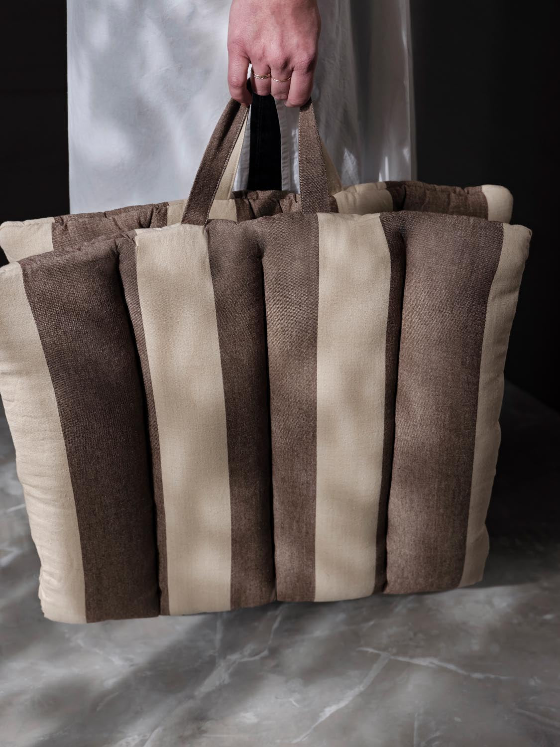 Beige-braune Faltmatte von Ferm Living, perfekt für entspannte Stunden am Strand oder im Garten, kombiniert Stil und Funktionalität.