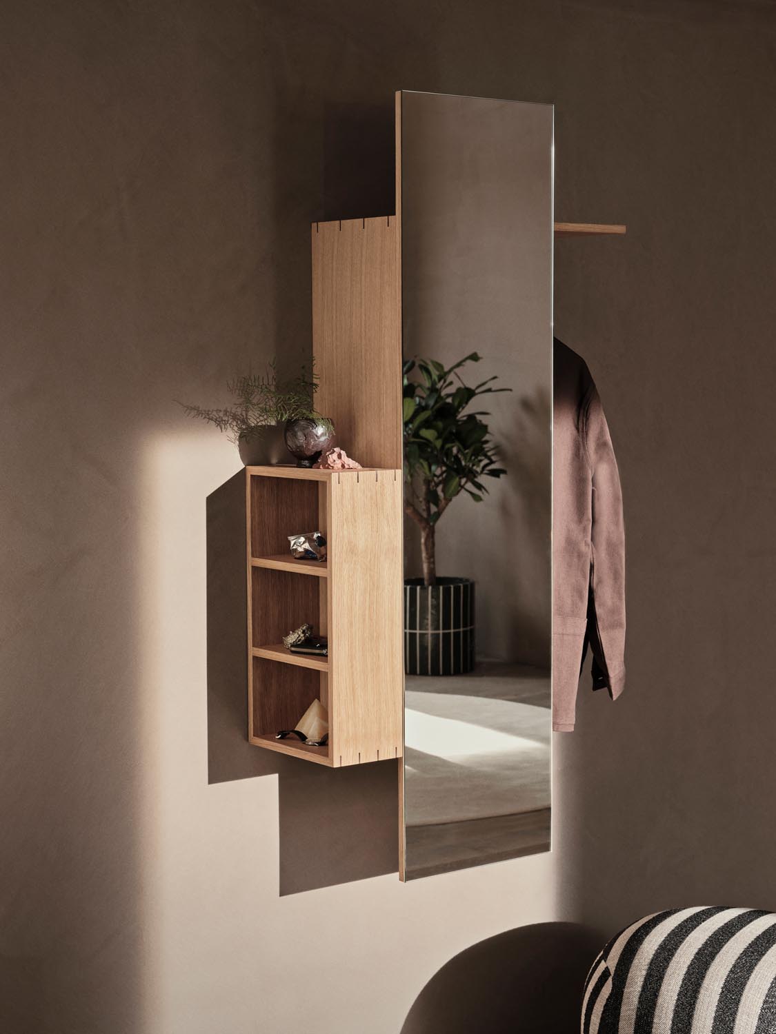 Stilvoller Abfallkorb Bon Hallway von Ferm Living aus Eichenholz.