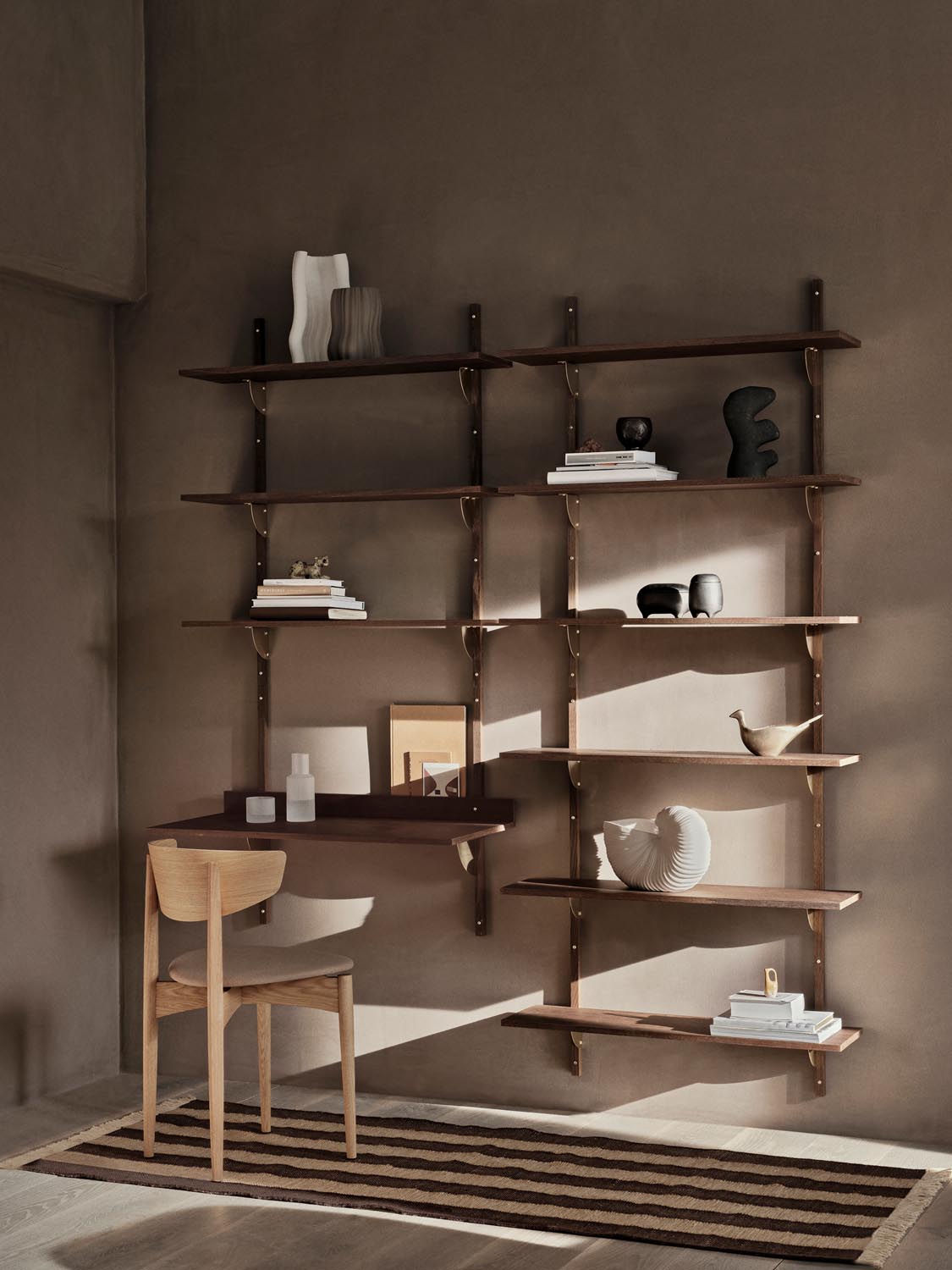 Minimalistischer Sector Desk von Ferm Living aus hochwertigem Holz.