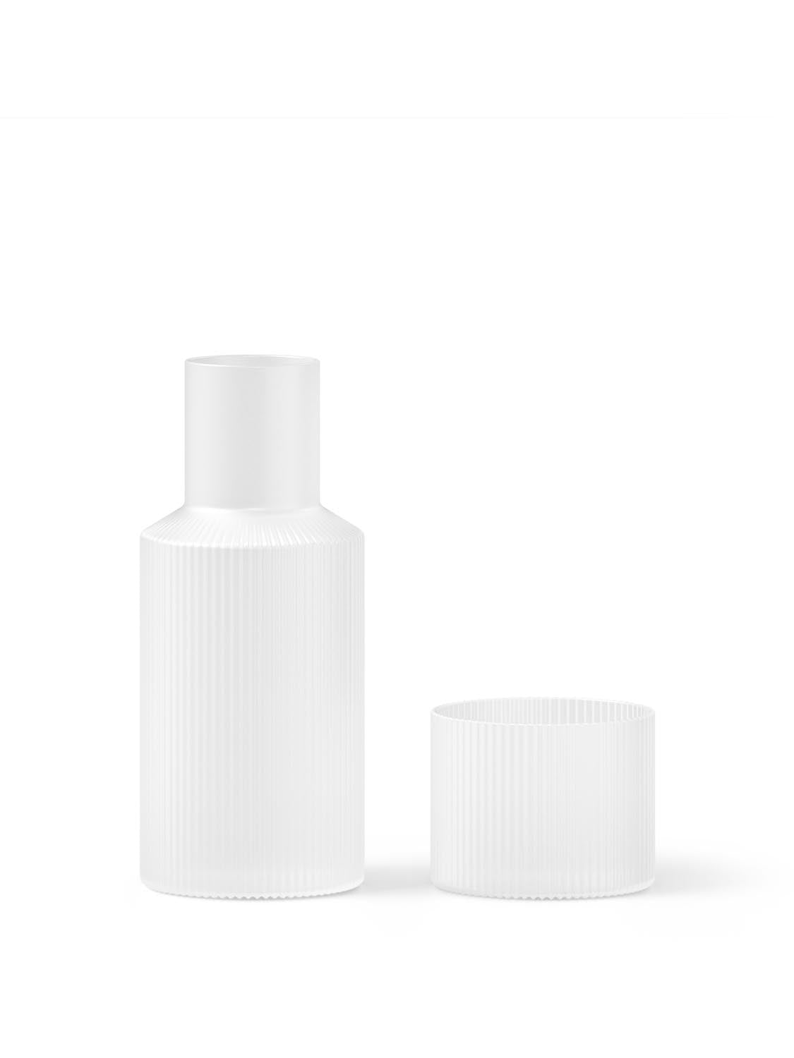 Elegantes Ripple Small Carafe Set von Ferm Living: Handgeblasenes Glas, modernes Design, ideal für stilvolle Präsentation von Getränken.