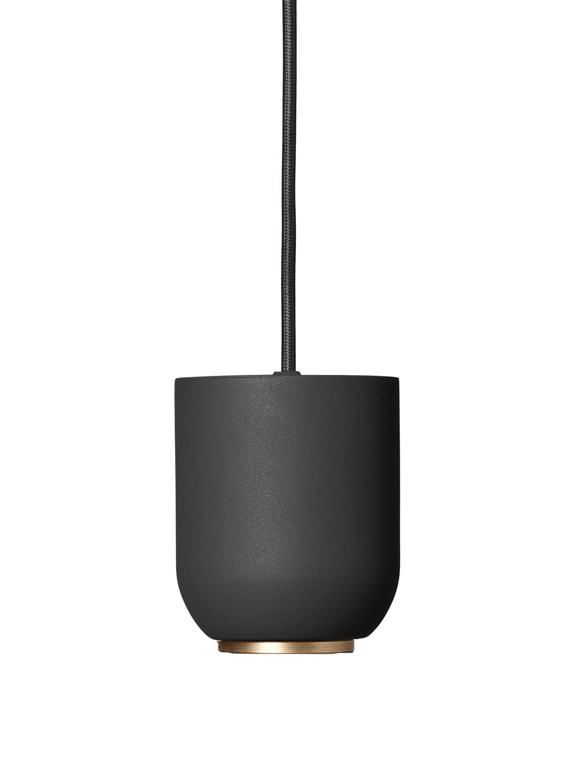 Die Bell Pendelleuchte von Ferm Living besticht durch minimalistisches Design aus pulverbeschichtetem Stahl und bietet vielseitige Kombinationsmöglichkeiten.