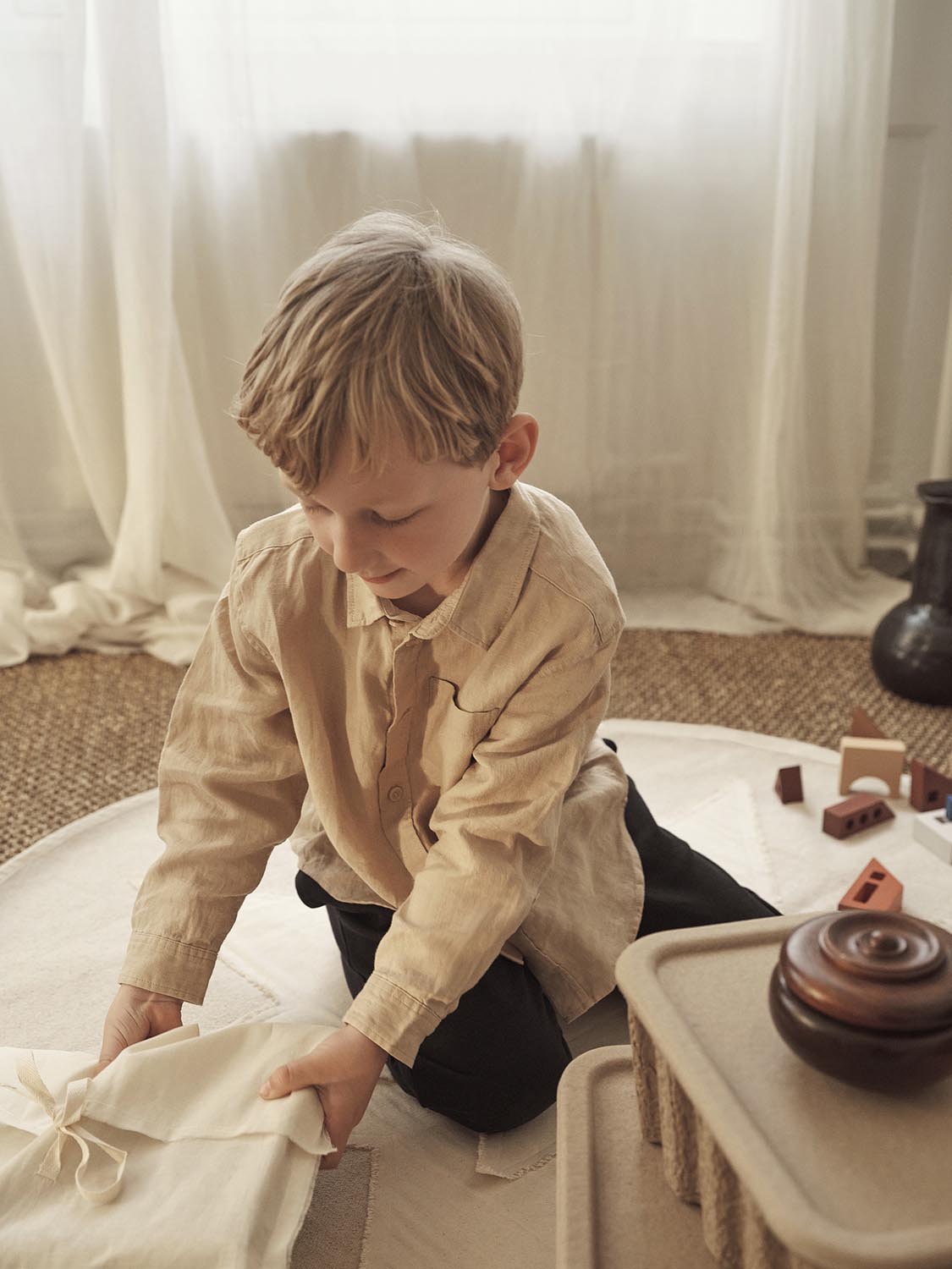 Erlebe die Vela Star Weihnachtsbaumdecke von Ferm Living – ein stilvolles, handgefertigtes Accessoire aus nachhaltiger Bio-Baumwolle, das festliche Eleganz bringt.