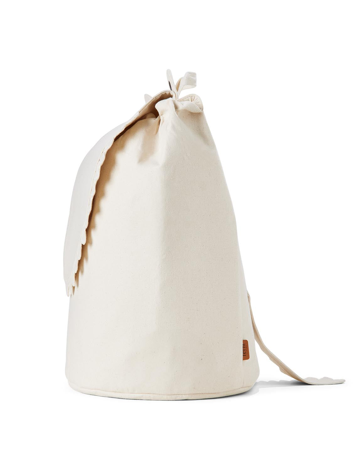 Entdecken Sie die Crocodile Storage von Ferm Living – eine umweltfreundliche und stilvolle Aufbewahrungslösung für Kinderzimmer, die Spielzeug und Bücher charmant organisiert.