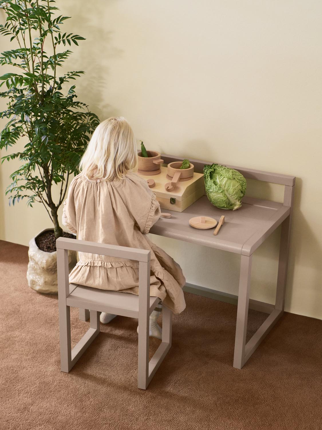 Entdecken Sie die Toro Suitcase Kitchen von Ferm Living – ein kreatives Spielzeug für kleine Köche, das Fantasie und Rollenspiel fördert.