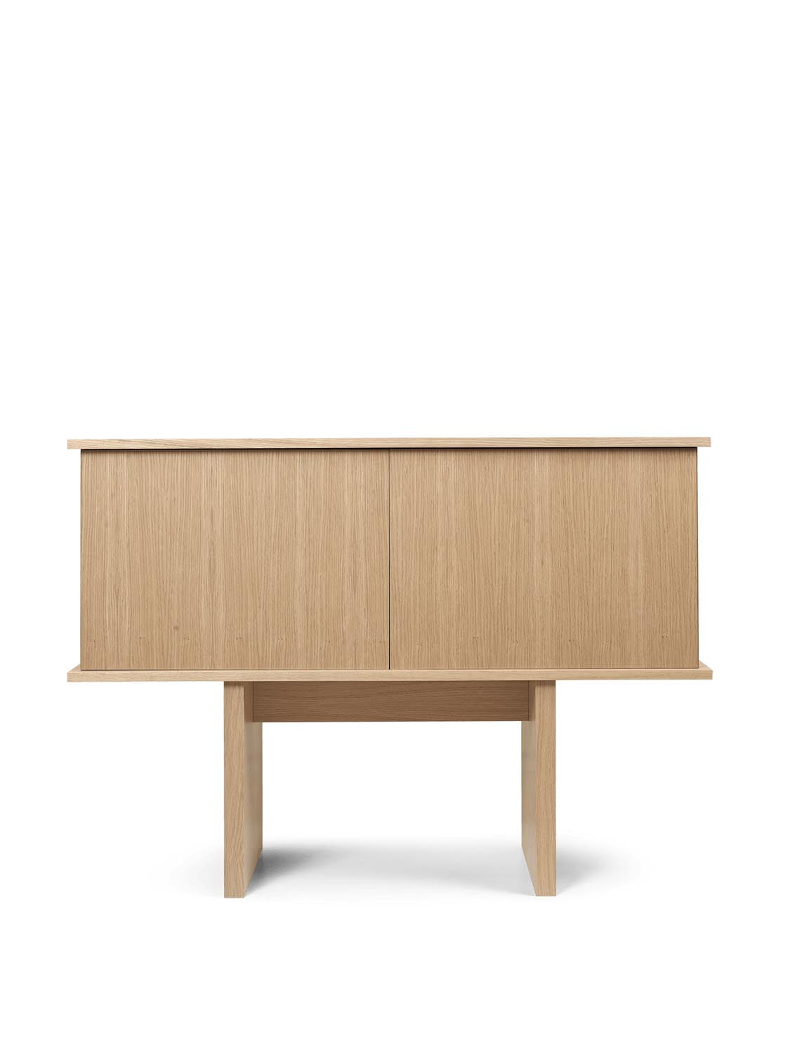 Elegantes Stilt Sideboard aus FSC Eichenfurnier, hohe Beine, kompakt, ideal für kleine Räume, bietet viel Stauraum.