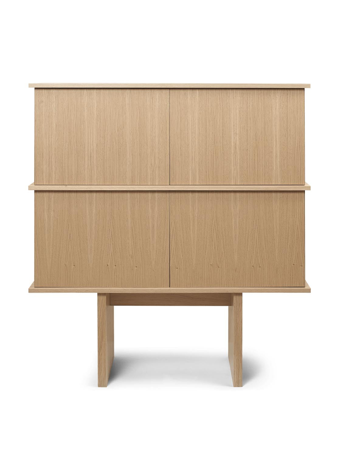 Das Stilt Sideboard Double von Ferm Living: Elegantes Design, nachhaltiges Eichenfurnier, vielseitiger Stauraum, zeitloser Stil.