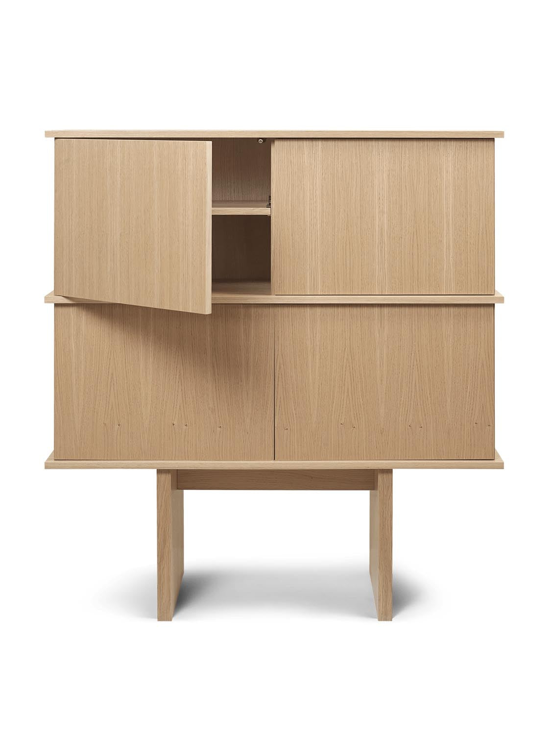 Modernes Sideboard aus Eichenfurnier mit skandinavischem Design.