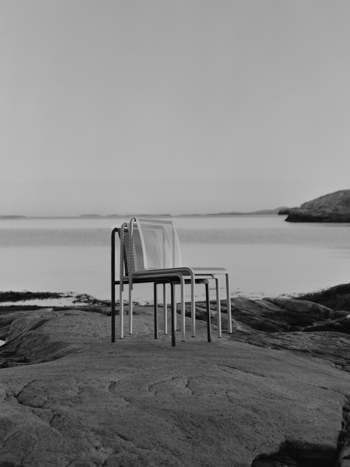 Entdecke den Dapple Stuhl von Ferm Living – ein stilvolles, stapelbares Design aus robustem Stahl, ideal für jeden Außenbereich.
