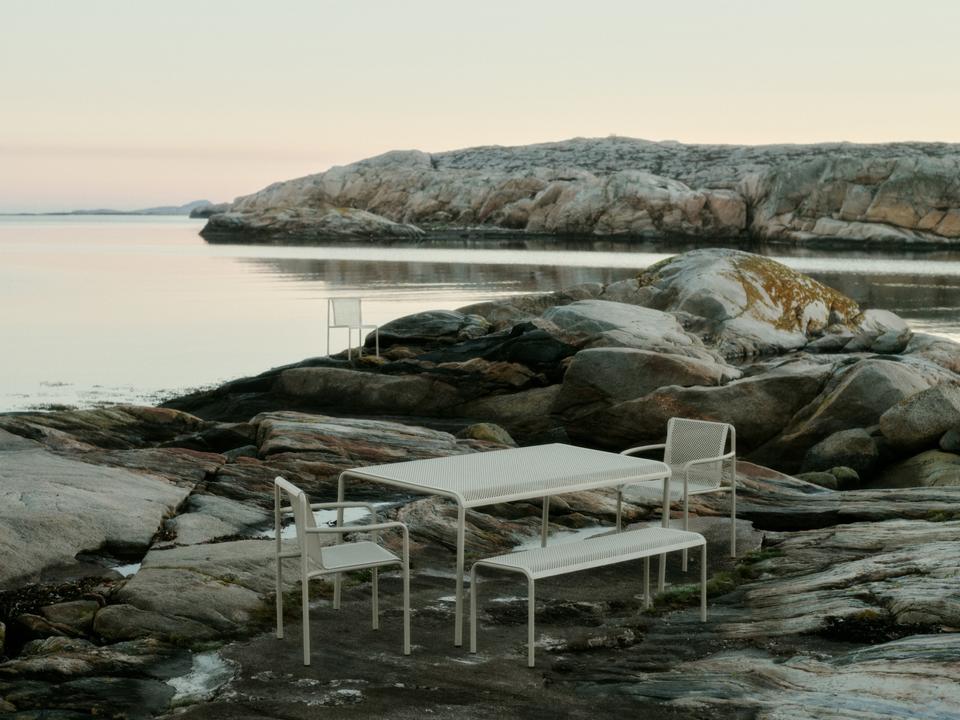 Erlebe den Dapple Stuhl von Ferm Living – eleganter, wetterfester Stahl vereint Komfort und modernes Design für deinen Garten.