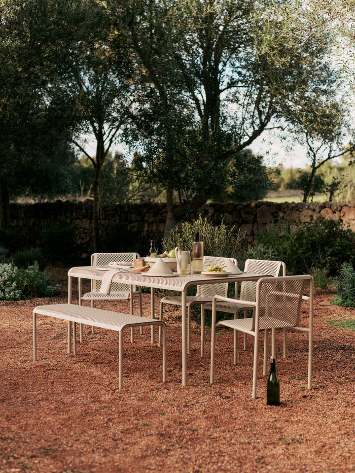 Erlebe den Dapple Stuhl von Ferm Living – eleganter, wetterfester Stahl vereint Komfort und modernes Design für deinen Garten.