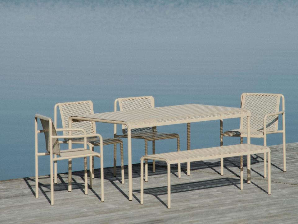 Erlebe den Dapple Stuhl mit Armlehnen von Ferm Living – eine harmonische Verbindung aus modernem Design und robusten Materialien für deinen Außenbereich.