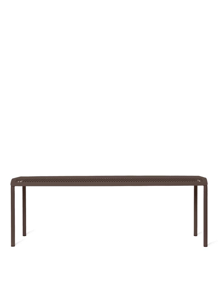 Entdecken Sie die Dapple Bank von Ferm Living – eine stilvolle Gartenbank aus robustem Stahl, die Eleganz und Funktionalität vereint.