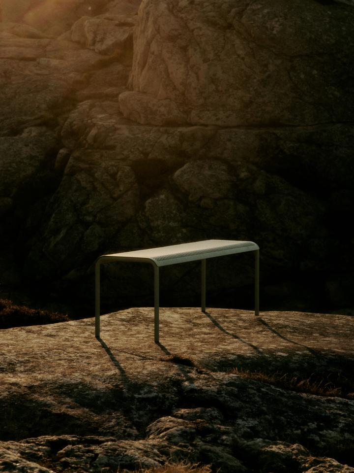 Entdecken Sie die Dapple Bank von Ferm Living – eine stilvolle Gartenbank aus robustem Stahl, die Eleganz und Funktionalität vereint.