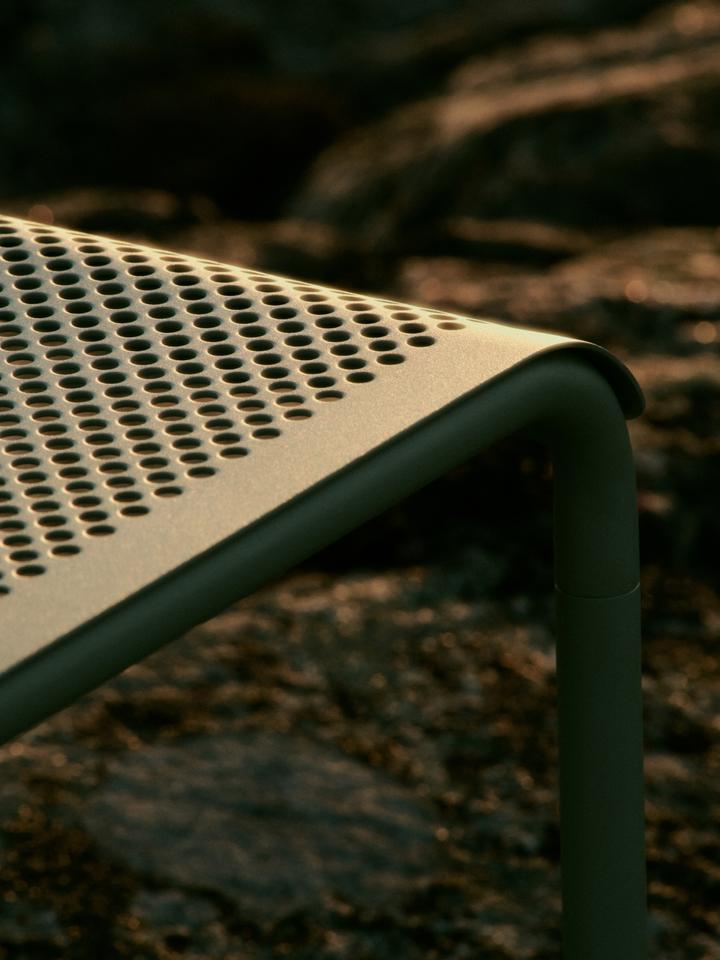 Die Dapple Bank von Ferm Living kombiniert modernes Design mit langlebigen Materialien und bringt Eleganz in Ihren Garten.